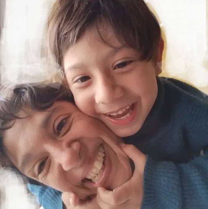 Micaela y su hijo. | Foto: Facebook.com/Semanario La Colmena