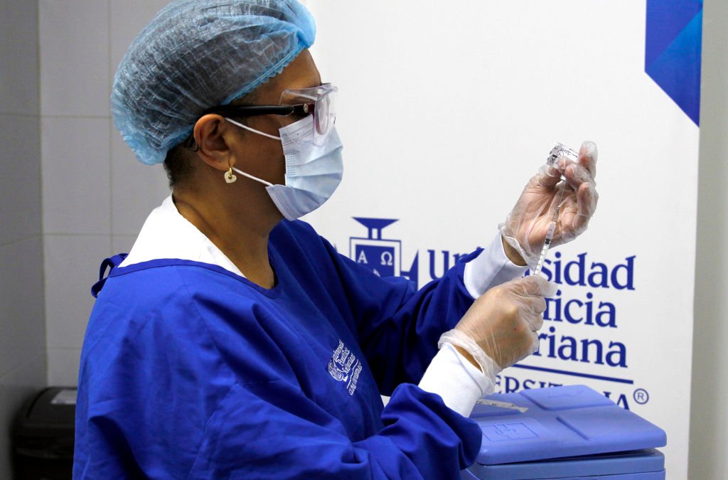 Enfermera preparando la vacuna contra el covid-19, Medellín, Colombia, 2021. | Foto: Getty Images
