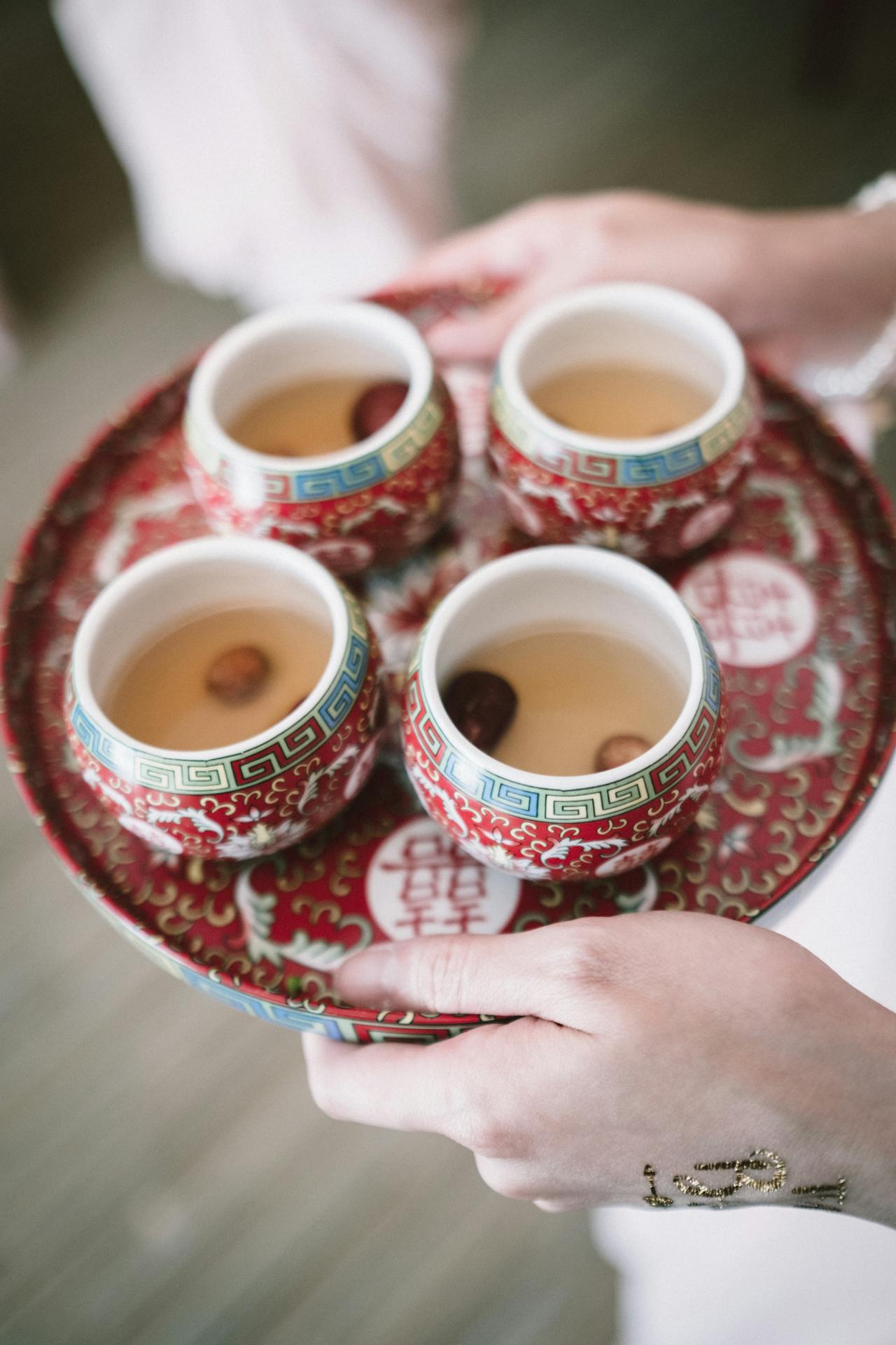 Una mujer con una bandeja de tazas de té | Fuente: Pexels