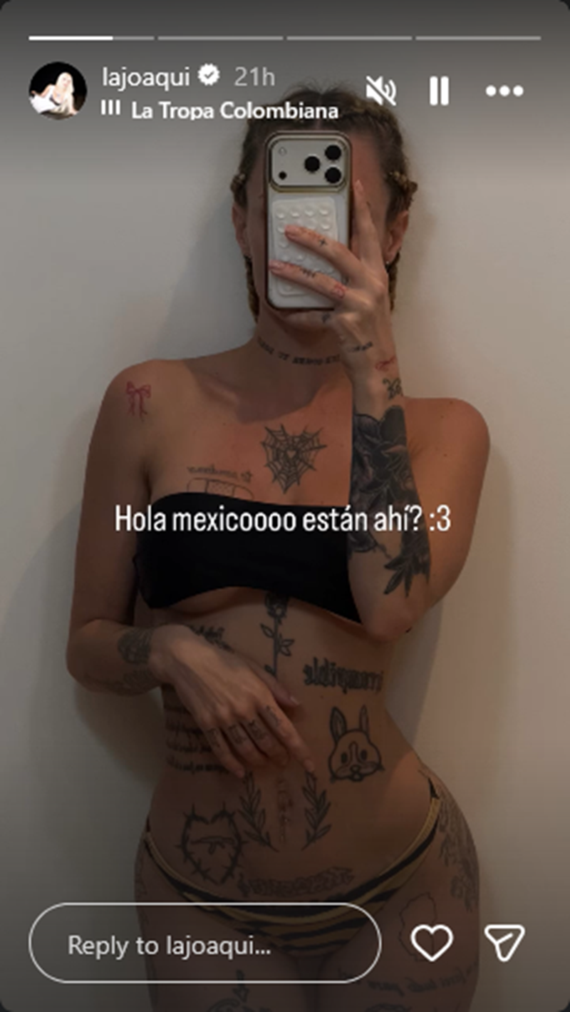 La Joaqui posando frente a un espejo con un top negro y una diminuta bombacha | Fuente: Instagram Stories/lajoaqui