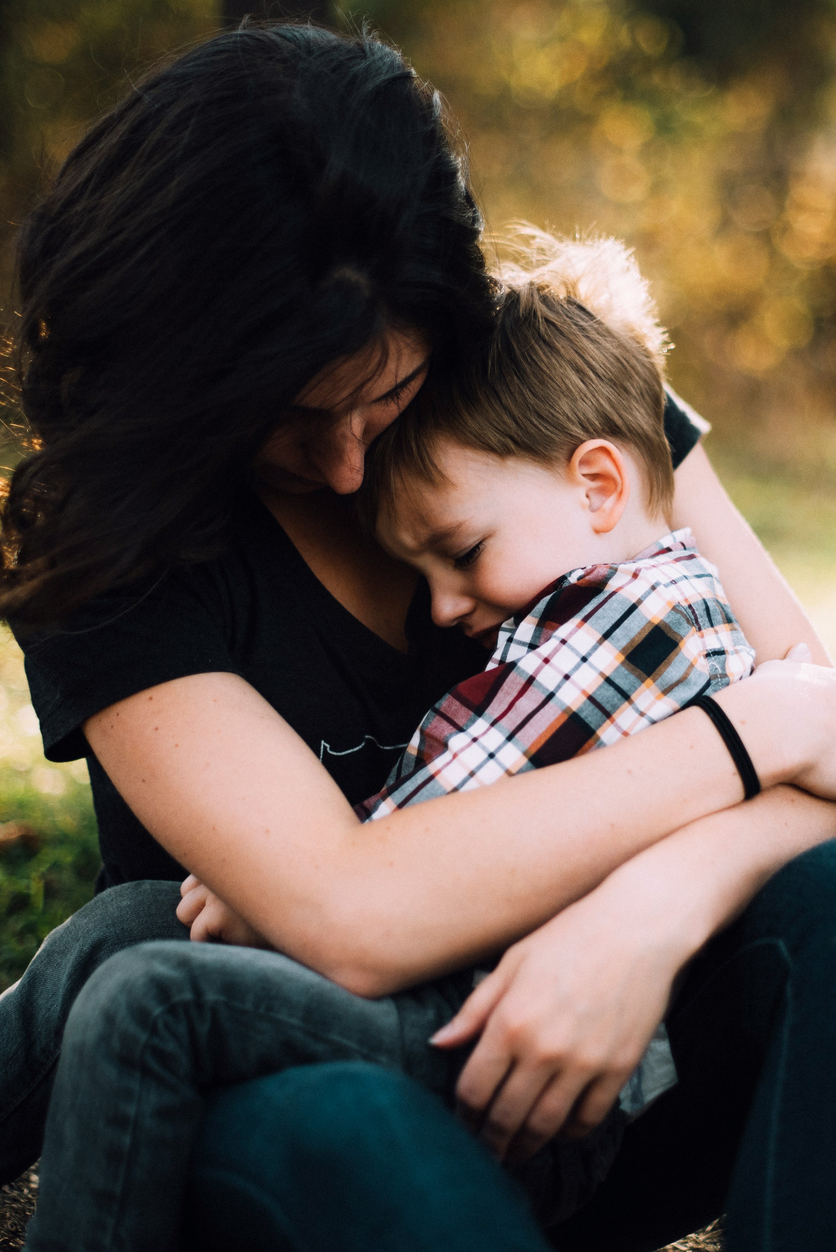 Una madre consolando a su hijo pequeño que llora | Fuente: Unsplash