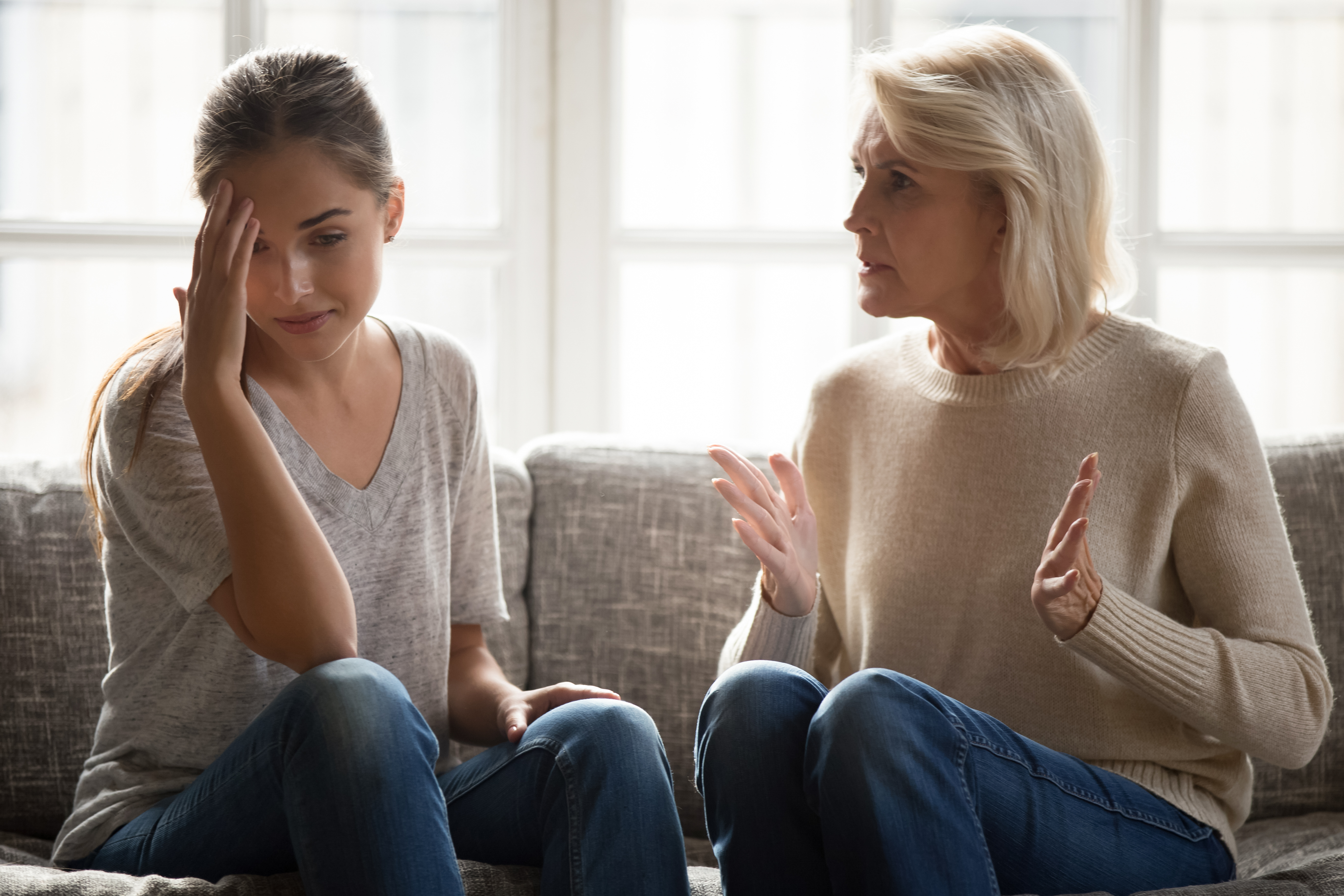 Mujer de mediana edad molesta quejándose a su hija | Fuente: Shutterstock