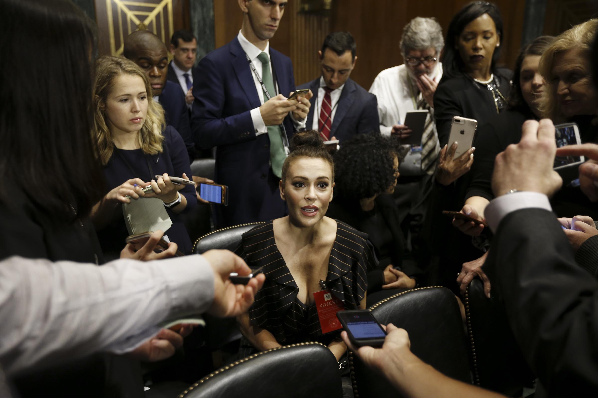 Alyssa Milano habla con los medios de comunicación antes del comienzo de una audiencia del Comité Judicial del Senado en Washington, D.C., EE.UU., el 27 de septiembre de 2018. | Fuente: Getty Images