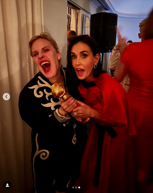 Tallulah Willis y Demi Moore posan con el trofeo de la actriz tras su victoria en los Golden Globes 2025, de un post fechado el 5 de enero de 2025 | Fuente: Instagram/buuski