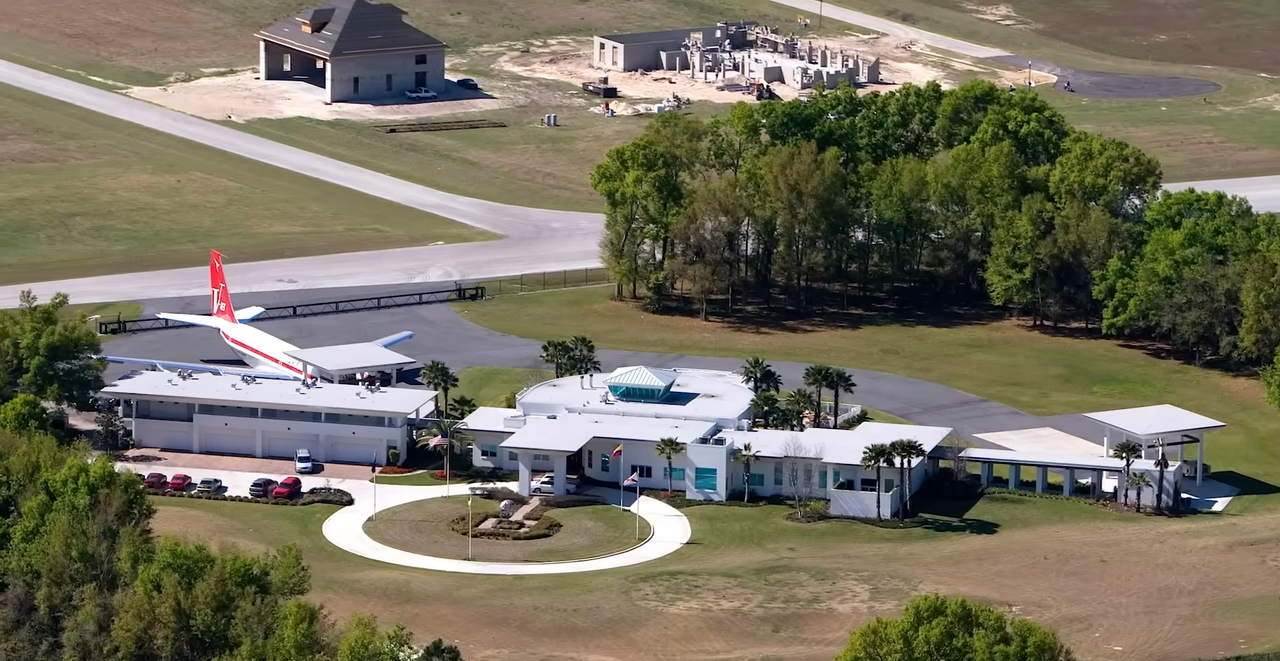 La extensa finca de Travolta en Jumbolair se encuentra junto a las pistas de rodaje diseñadas para conectar las viviendas de la comunidad aeronáutica con la pista de aterrizaje. | Fuente: YouTube/@Therichest