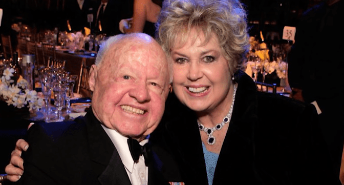 Mickey Rooney y su esposa Jan Chamberlin en sus últimos años. | Foto: YouTube/Facts Verse