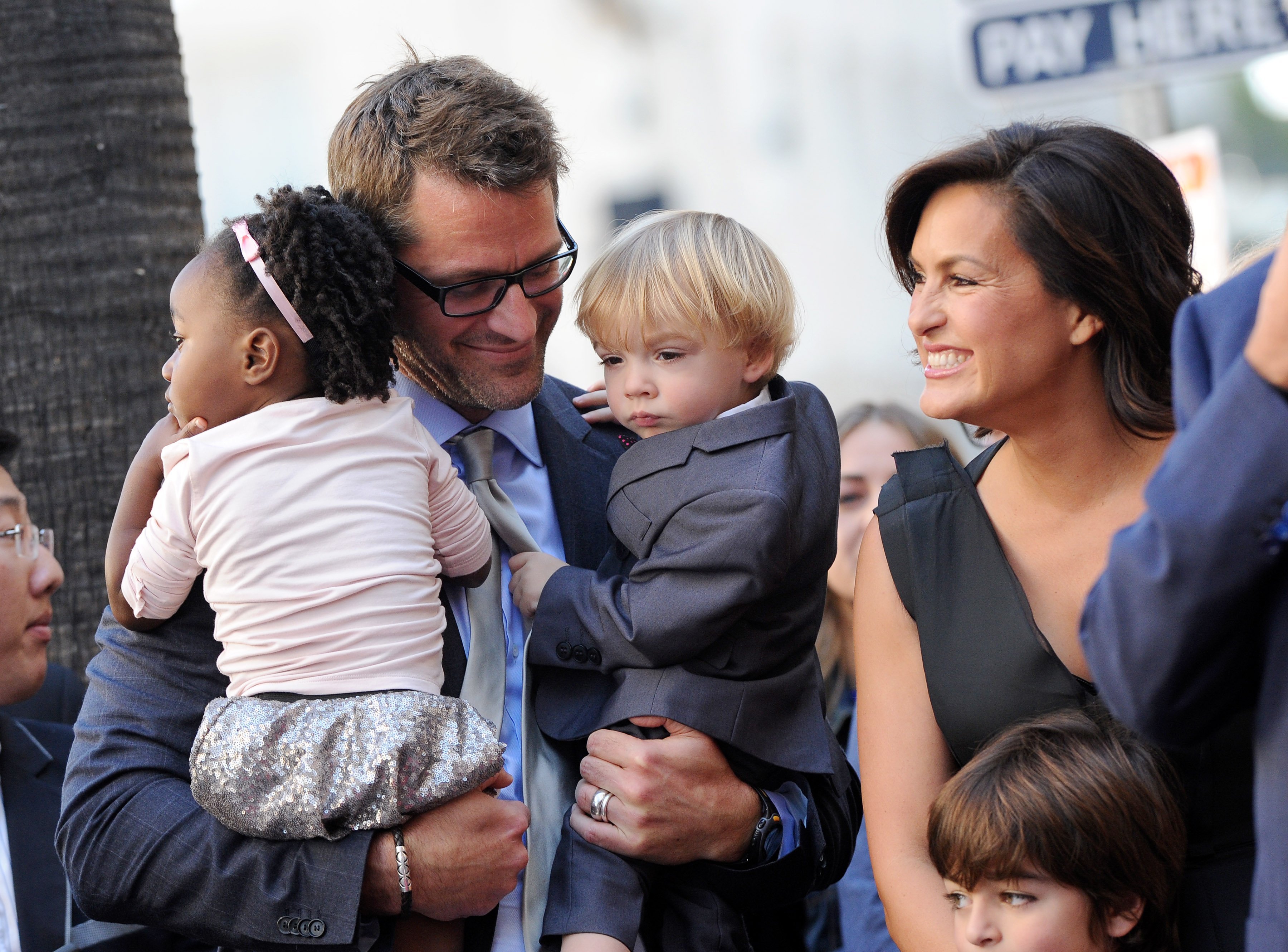 Mariska Hargitay, Peter Hermann, su hija Amaya y su hijo Andrew en el Paseo de la Fama de Hollywood el 8 de noviembre de 2013 en Hollywood, California | Foto: Getty Images