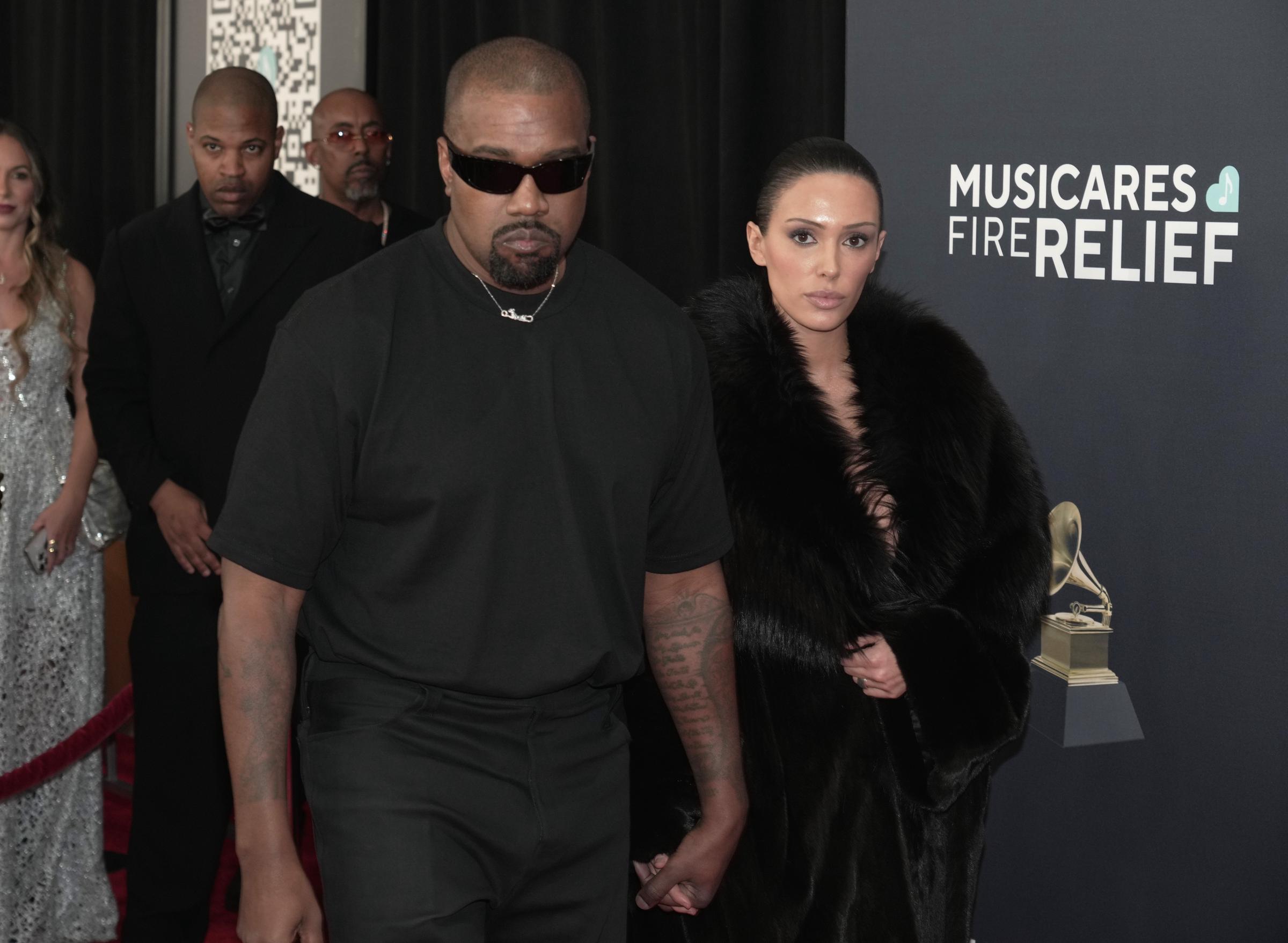 Kanye West y Bianca Censori llegan a la 67 edición de los Premios Grammy el 2 de febrero de 2025, en Los Ángeles, California. | Fuente: Getty Images