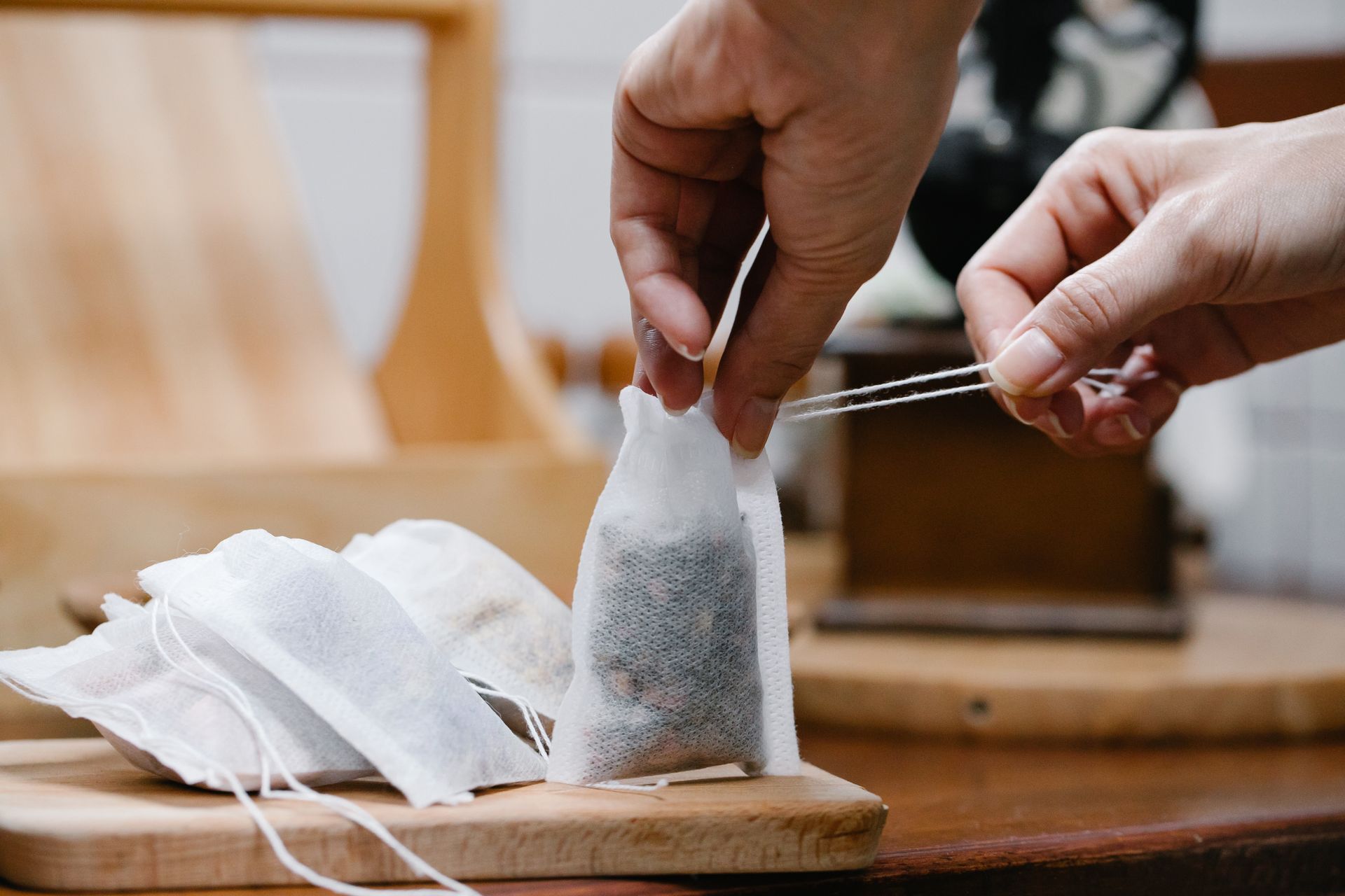 Una persona con una bolsita de té en la mano | Fuente: Pexels