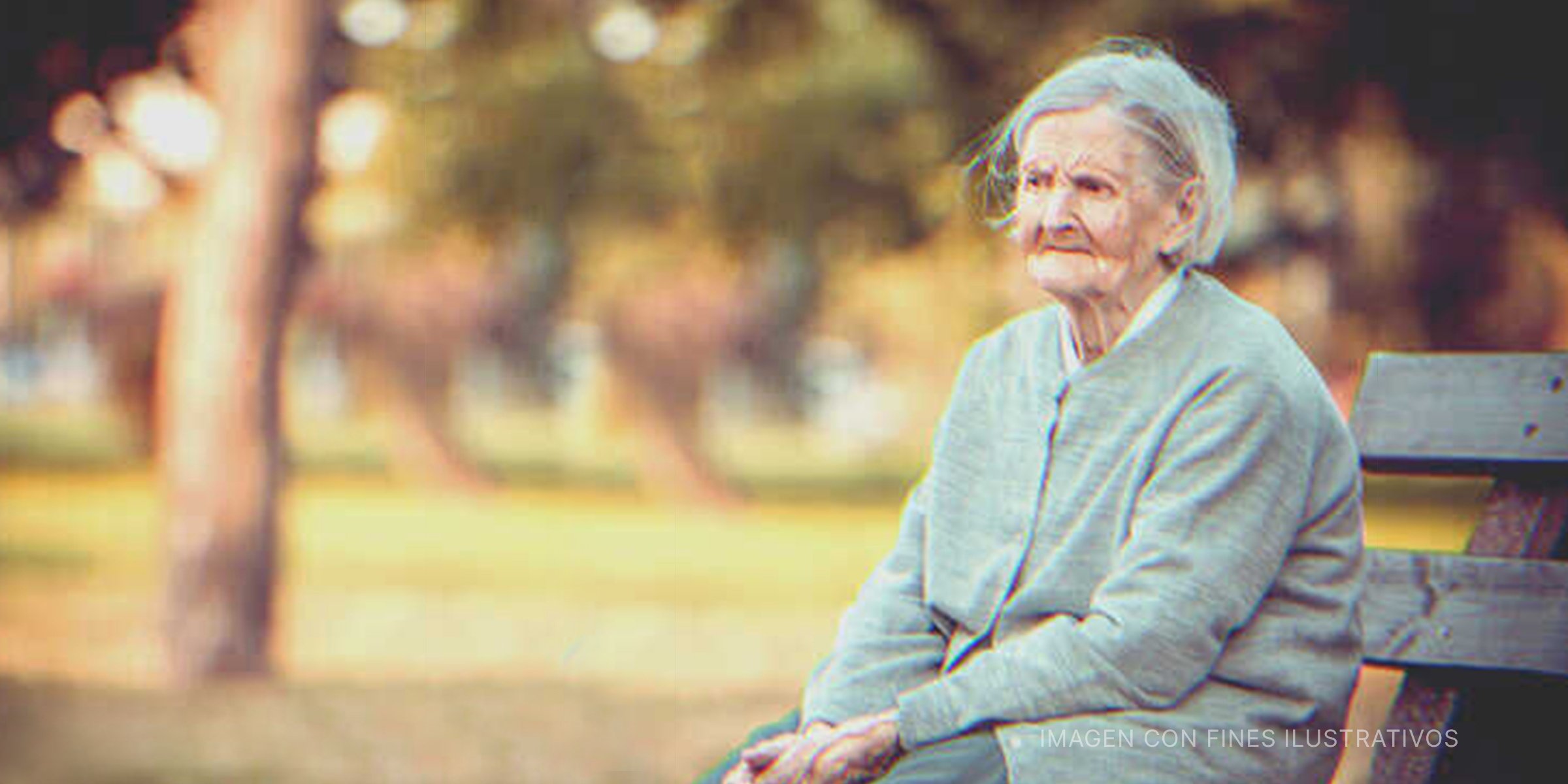 Anciana sentada en un banco | Foto: Shutterstock