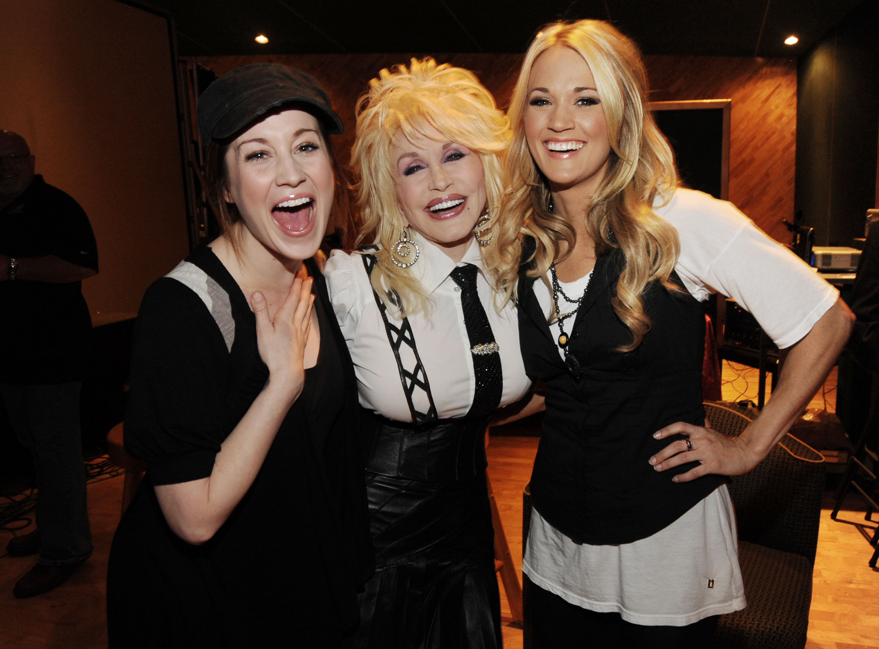 Carrie y Dolly aparecieron junto a Kellie Pickler, otra exconcursante de American Idol, en una celebración que tuvo lugar en noviembre de 2009 en Nashville con motivo del lanzamiento del DVD del concierto "Live From London" de Parton. | Fuente: Getty Images