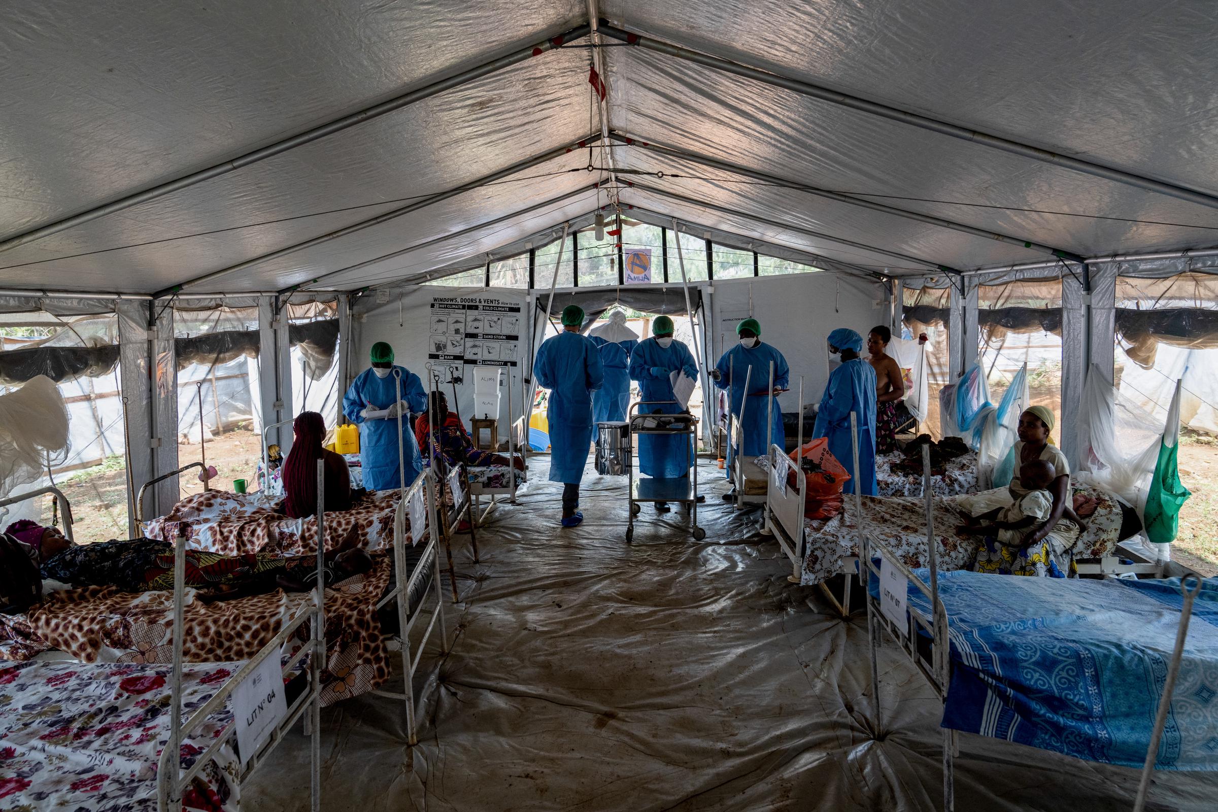 Trabajadores sanitarios en un centro de tratamiento en la República Democrática del Congo el 20 de septiembre de 2024 | Fuente: Getty Images