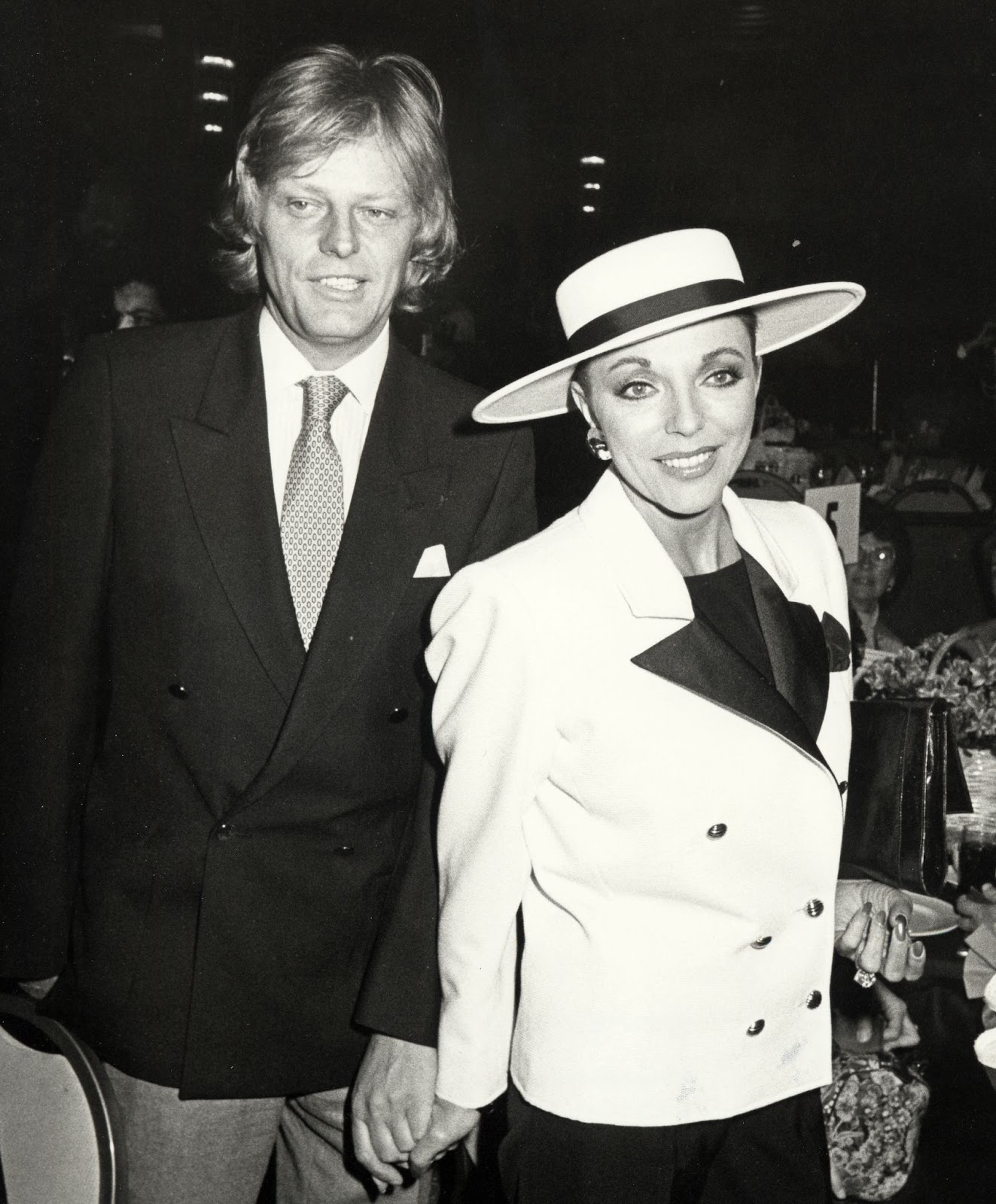 En 1983, Joan Collins asistió con Peter Holm al almuerzo anual del desfile de moda de madres e hijas famosas de Young Musicians. Su relación fue muy escrutada, y acabó en un turbulento divorcio que duraría más que el propio matrimonio | Fuente: Getty Images