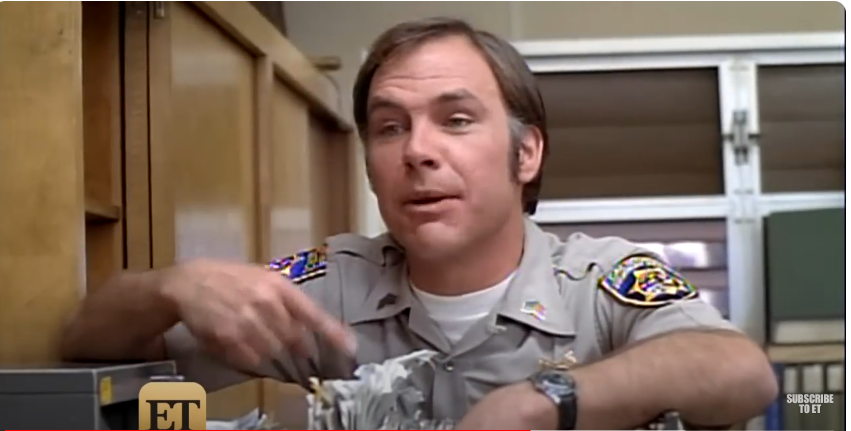 Robert Pine como el sargento Joseph Getraer en "CHiPs" | Fuente: YouTube/@EntertainmentTonight