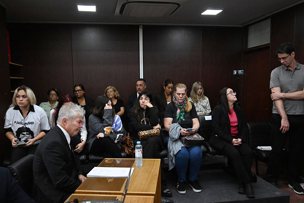 Verónica Ojeda, Jana Maradona, Dalma Maradona y Gianinna Maradona durante el juicio por la muerte de la fallecida leyenda del fútbol argentino Diego Maradona en el tribunal de San Isidro, provincia de Buenos Aires, Argentina, el 11 de marzo de 2025. | Fuente: Getty Images