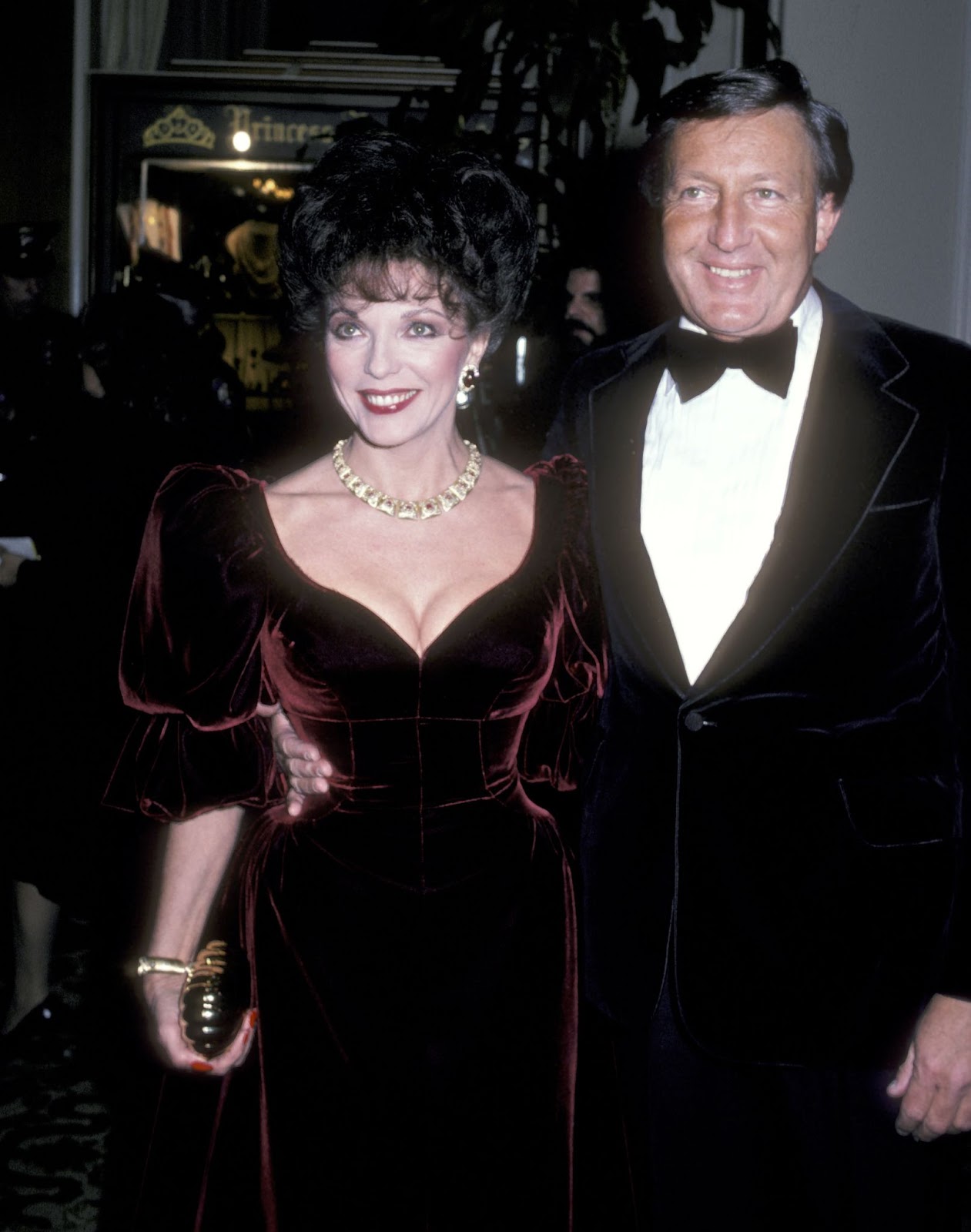 El 29 de enero de 1983, Joan Collins asistió a la 40ª edición de los Globos de Oro con Ronald S. Kass. La pareja compartió momentos de elegancia y alegría, capturando el encanto de la vida de Collins tanto dentro como fuera de la pantalla | Fuente: Getty Images