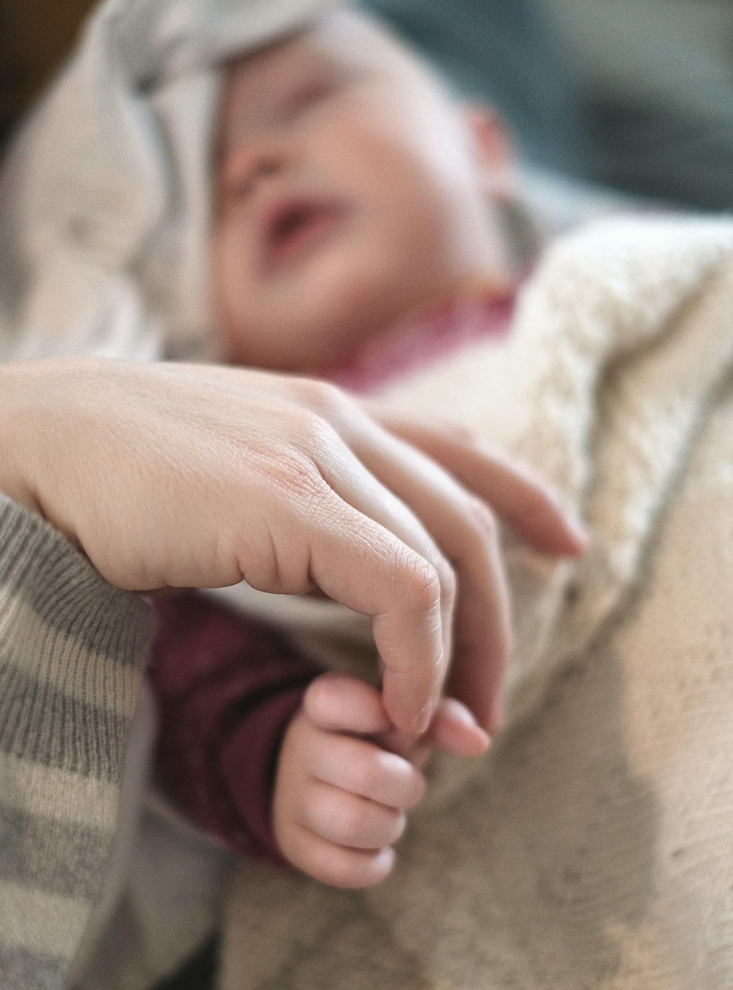 Una madre con un bebé en brazos | Fuente: Unsplash