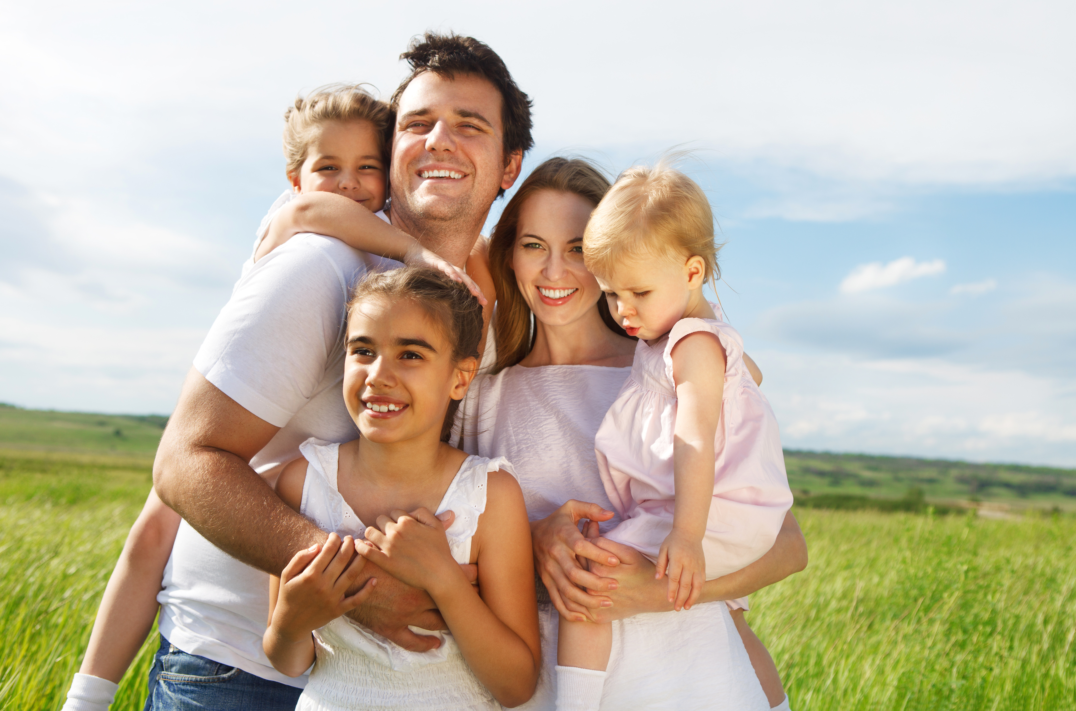 Familia feliz al aire libre | Foto: Shutterstock