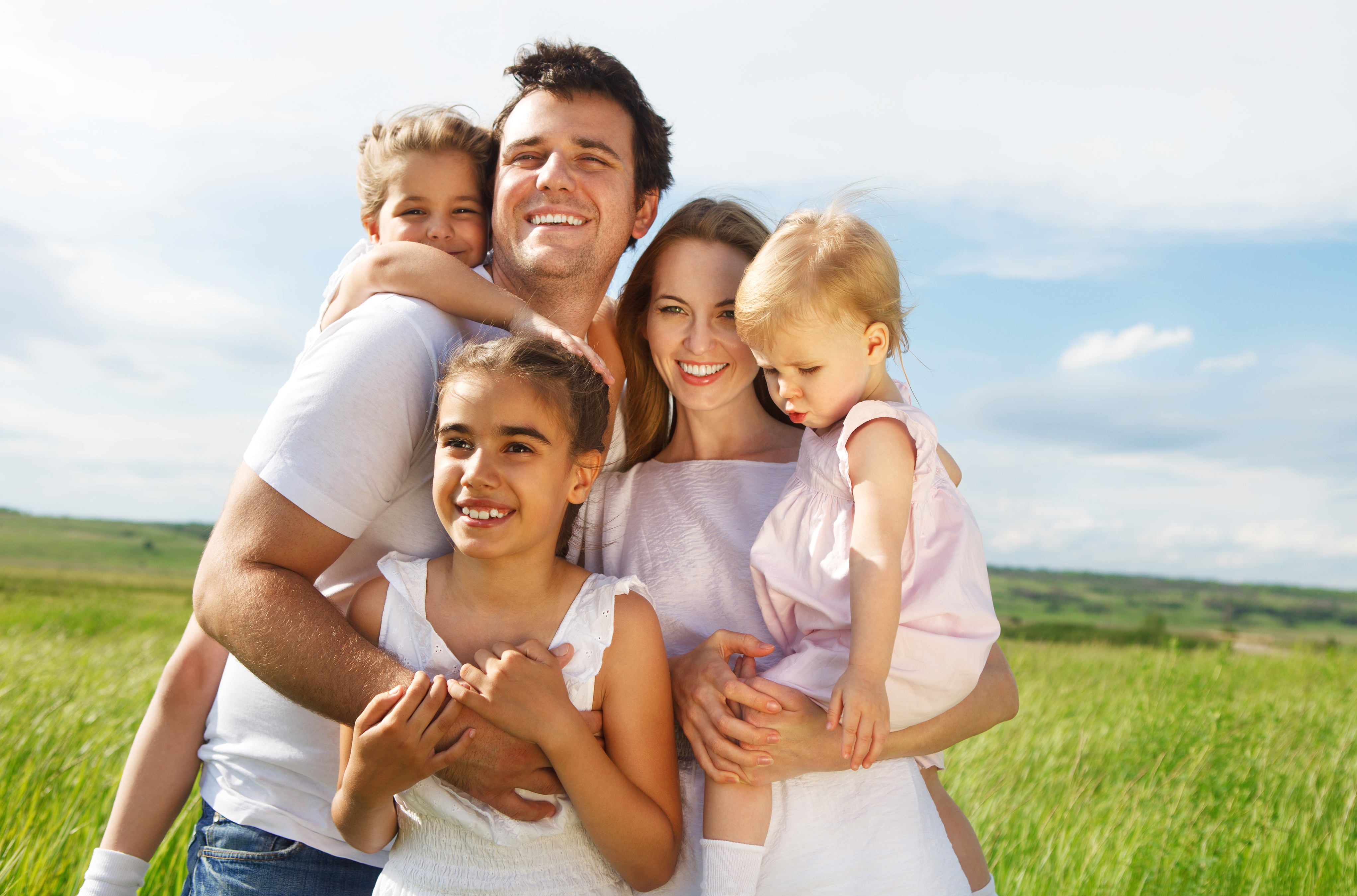 Una pareja con tres niños al aire libre | Foto: Shutterstock