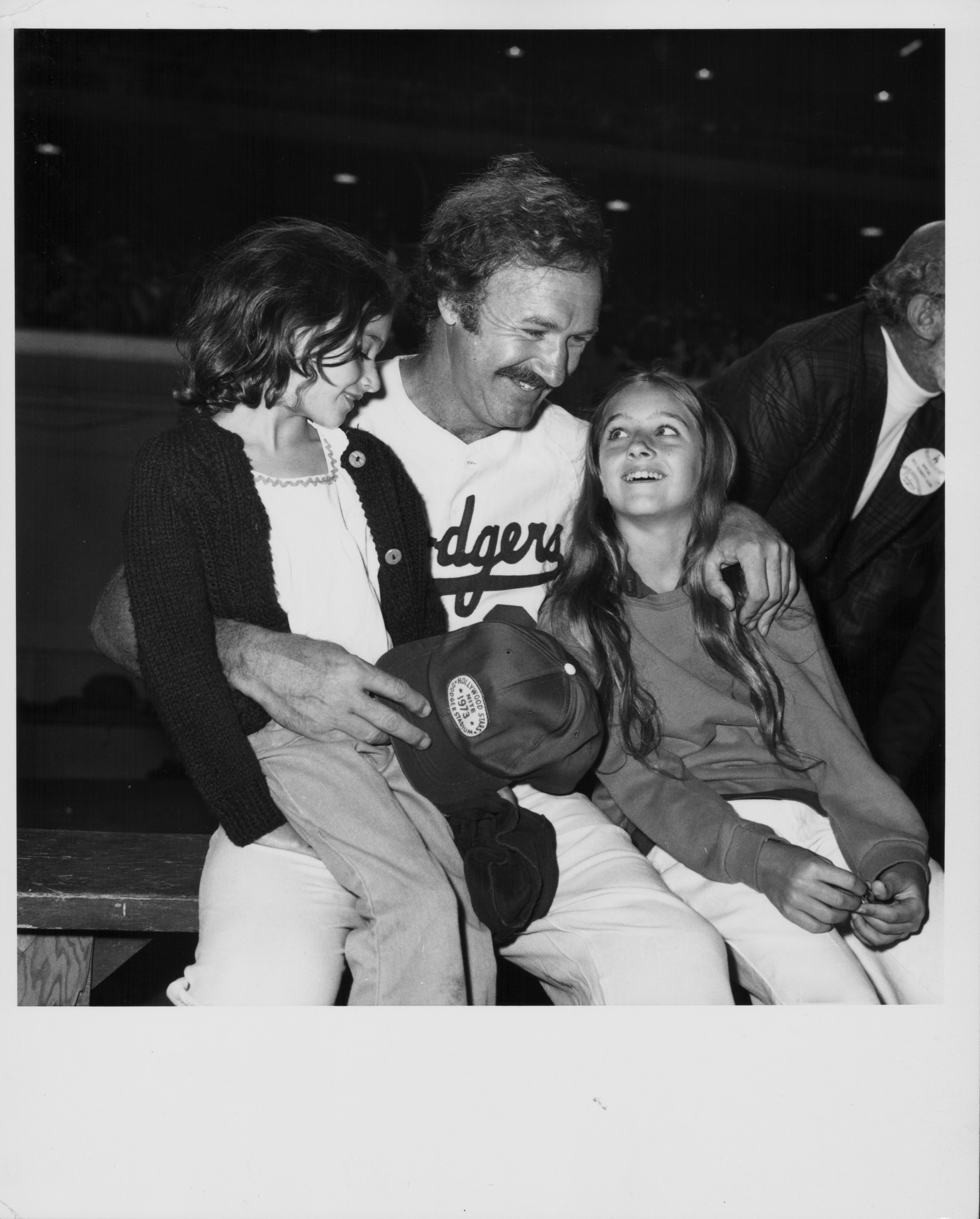 El actor Gene Hackman y sus hijas, asistiendo a un partido de béisbol de famosos en Hollywood, California, circa 1975-1985 | Foto: Getty Images