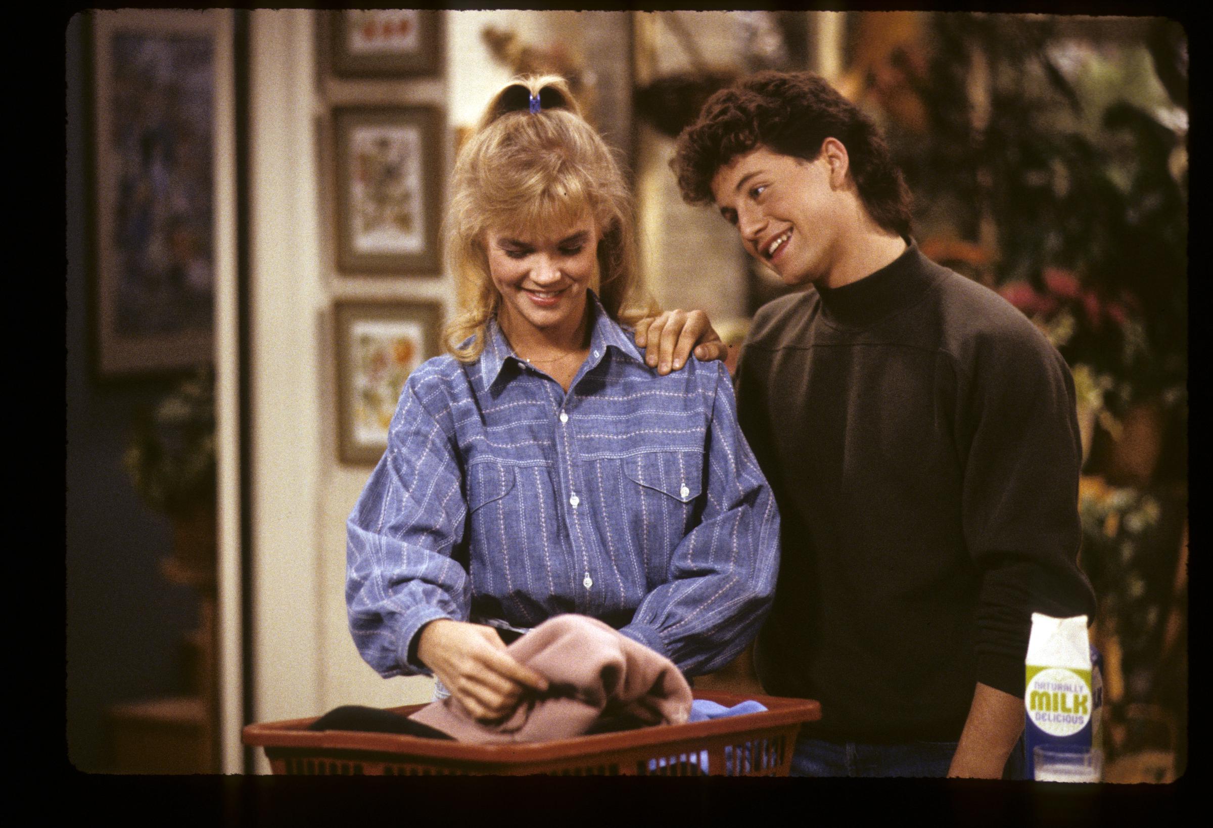 Julie McCullough y Kirk Cameron en "Growing Pains" en 1989 | Fuente: Getty Images