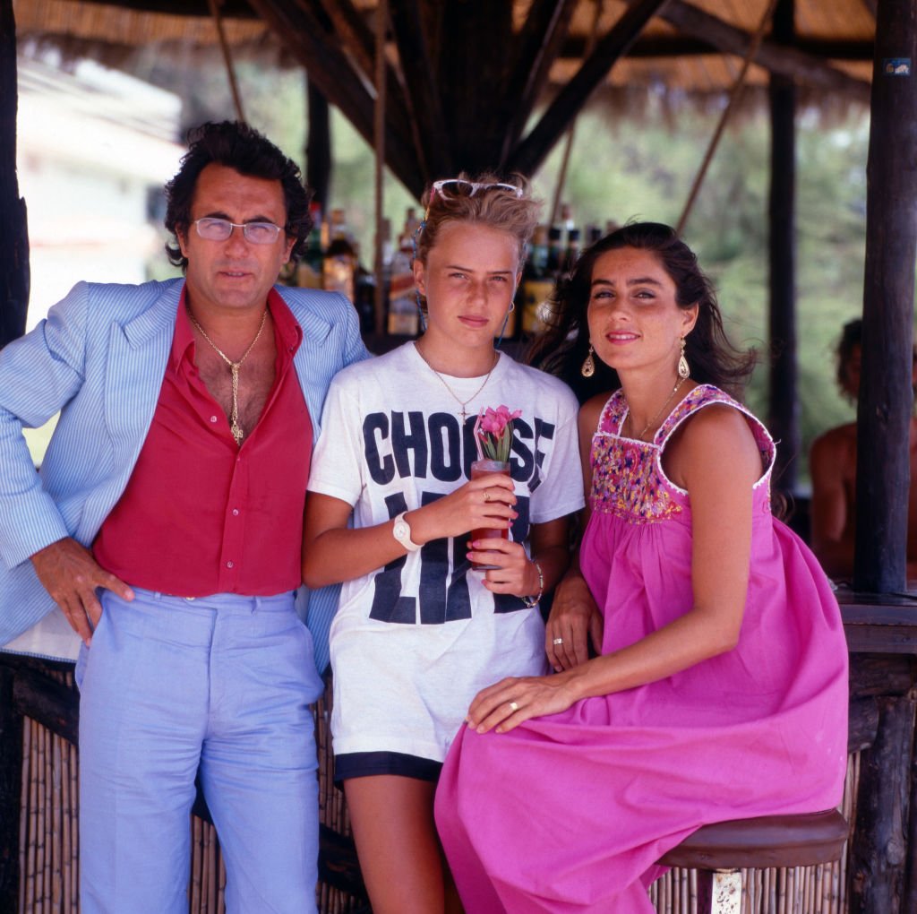 Ylenia Carrisi en los años 90, rodeada por sus padres Al Bano y Romina Power. | Foto: Getty Images