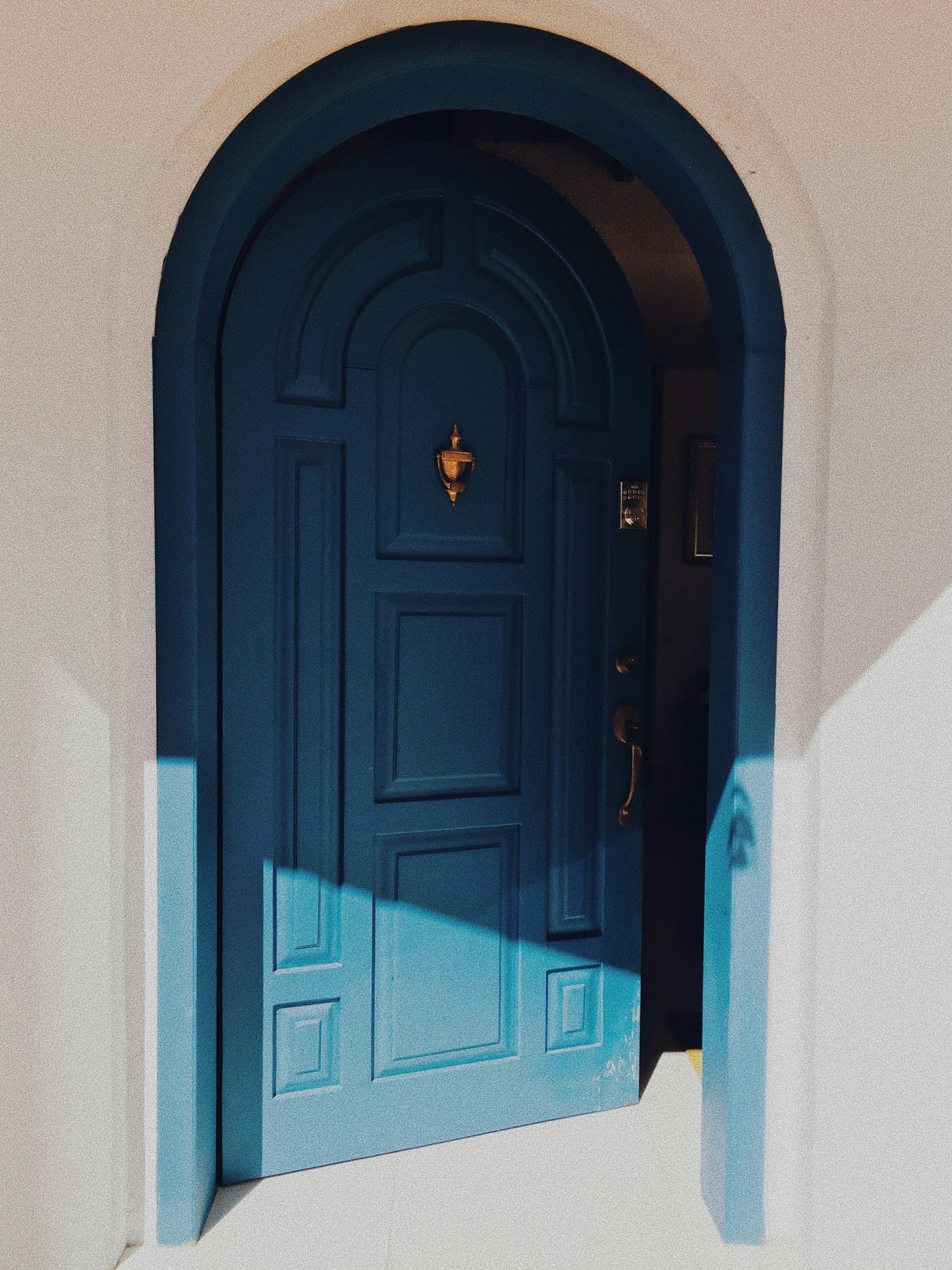 Una puerta de entrada abierta | Fuente: Unsplash