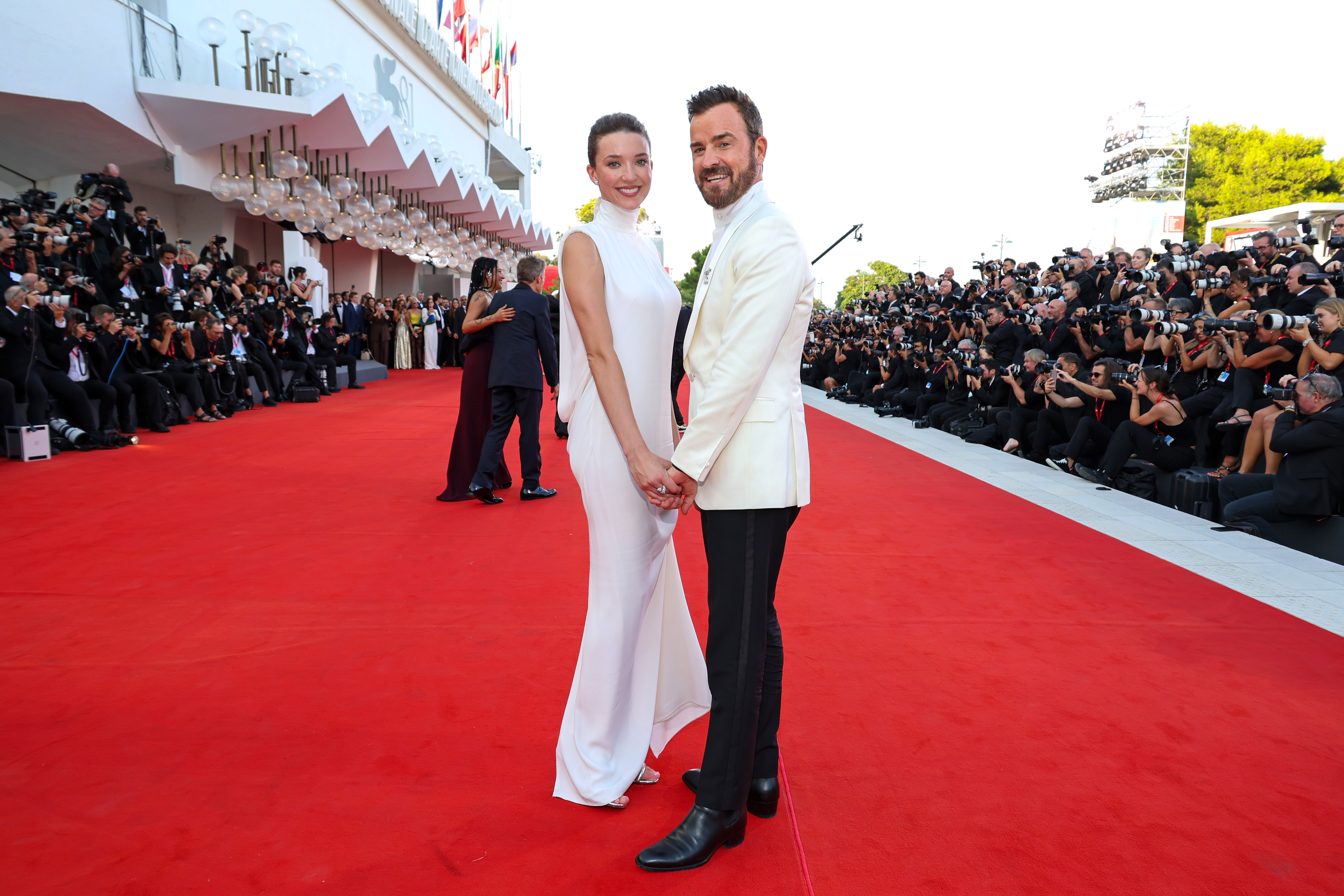 Nicole Brydon Bloom y Justin Theroux se cogen de la mano en la alfombra roja del estreno de "Beetlejuice Beetlejuice" durante la 81ª edición del Festival Internacional de Cine de Venecia en Venecia, Italia, el 28 de agosto de 2024 | Fuente: Getty Images