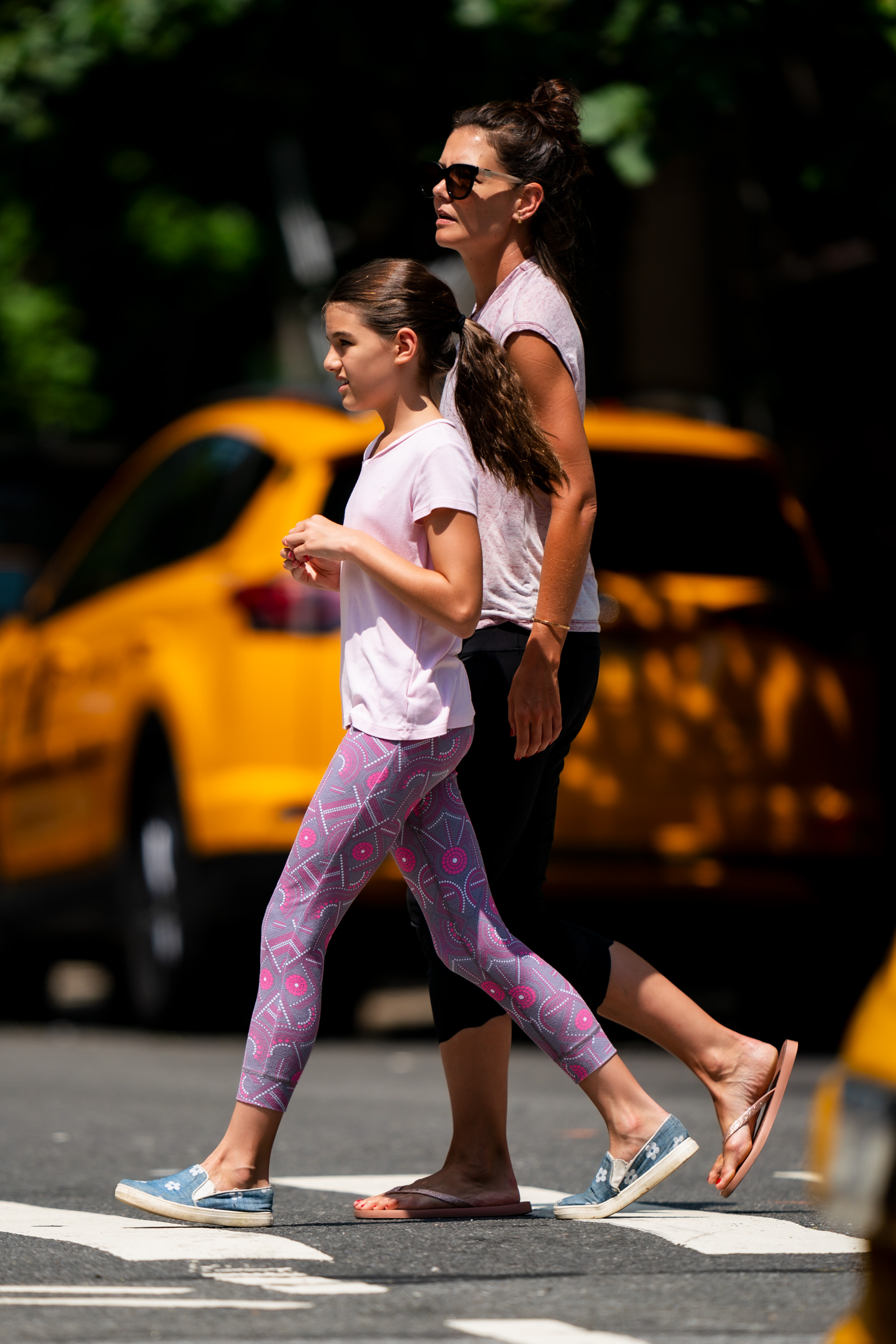 Katie Holmes y Suri Cruise vistas en el Upper West Side el 22 de julio de 2019 en Nueva York | Fuente: Getty Images