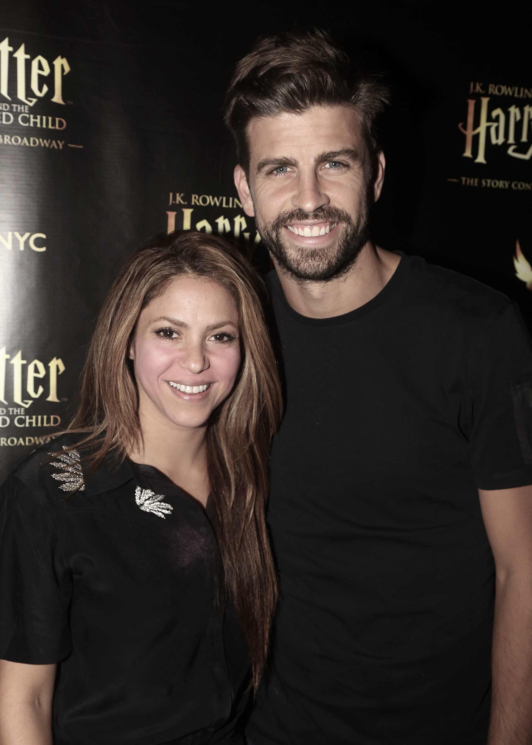 Shakira y Gerard Piqué posan en el backstage de la exitosa obra "Harry Potter and the Cursed Child, Parts One & Two" en Broadway en The Lyric Theatre el 7 de septiembre de 2019 en Nueva York. | Fuente: Getty Images