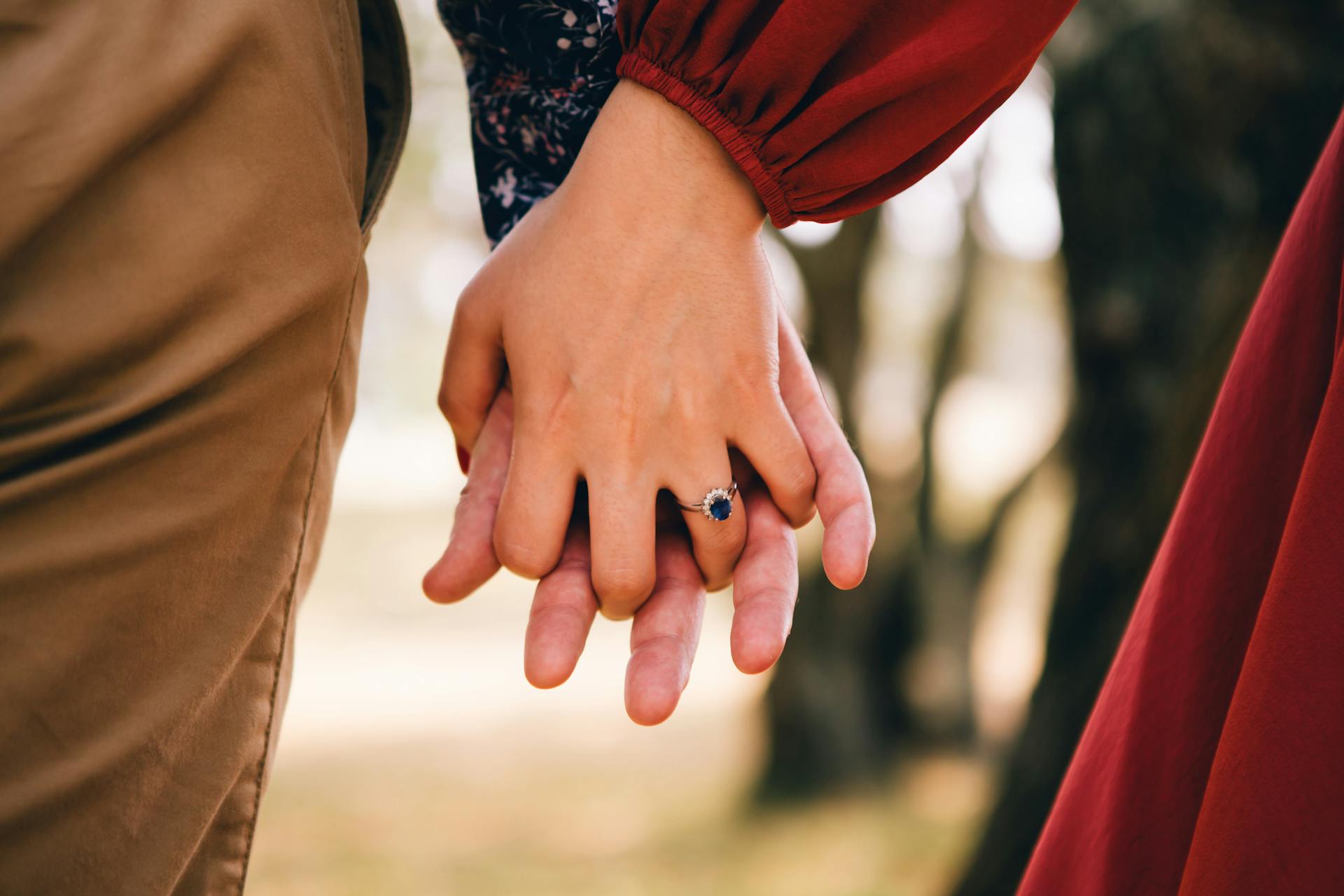 Una pareja cogida de la mano | Fuente: Pexels