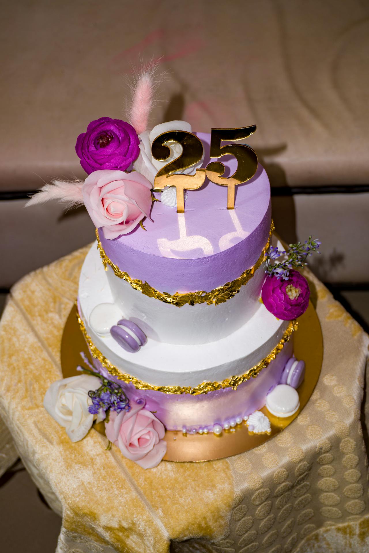 Pastel de 25º cumpleaños de dos pisos | Fuente: Pexels