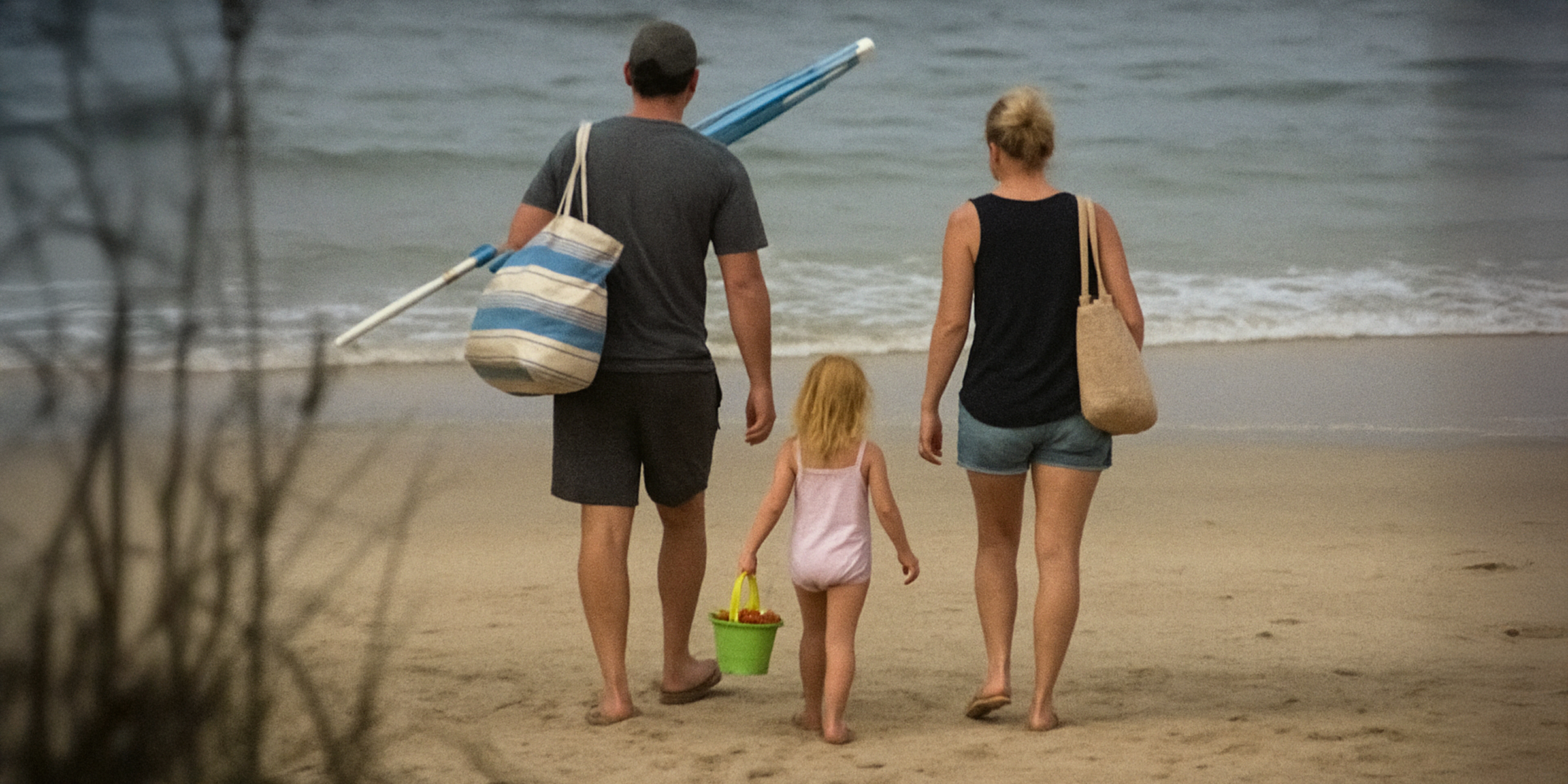 Familia en la playa. | Fuente: Sora