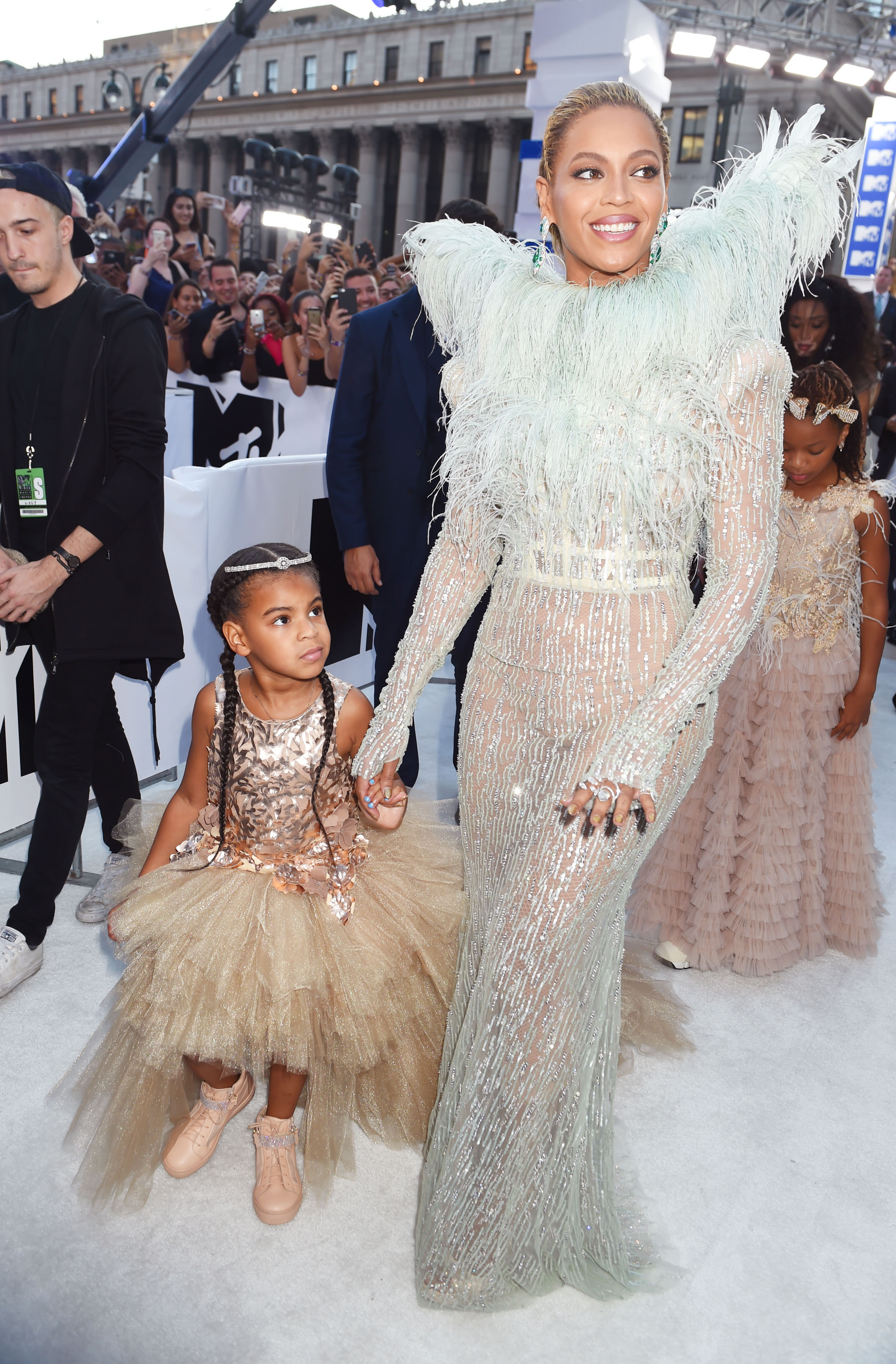 Blue Ivy Carter y Beyonce asisten a los MTV Video Music Awards el 28 de agosto de 2016, en Nueva York. | Fuente: Getty Images