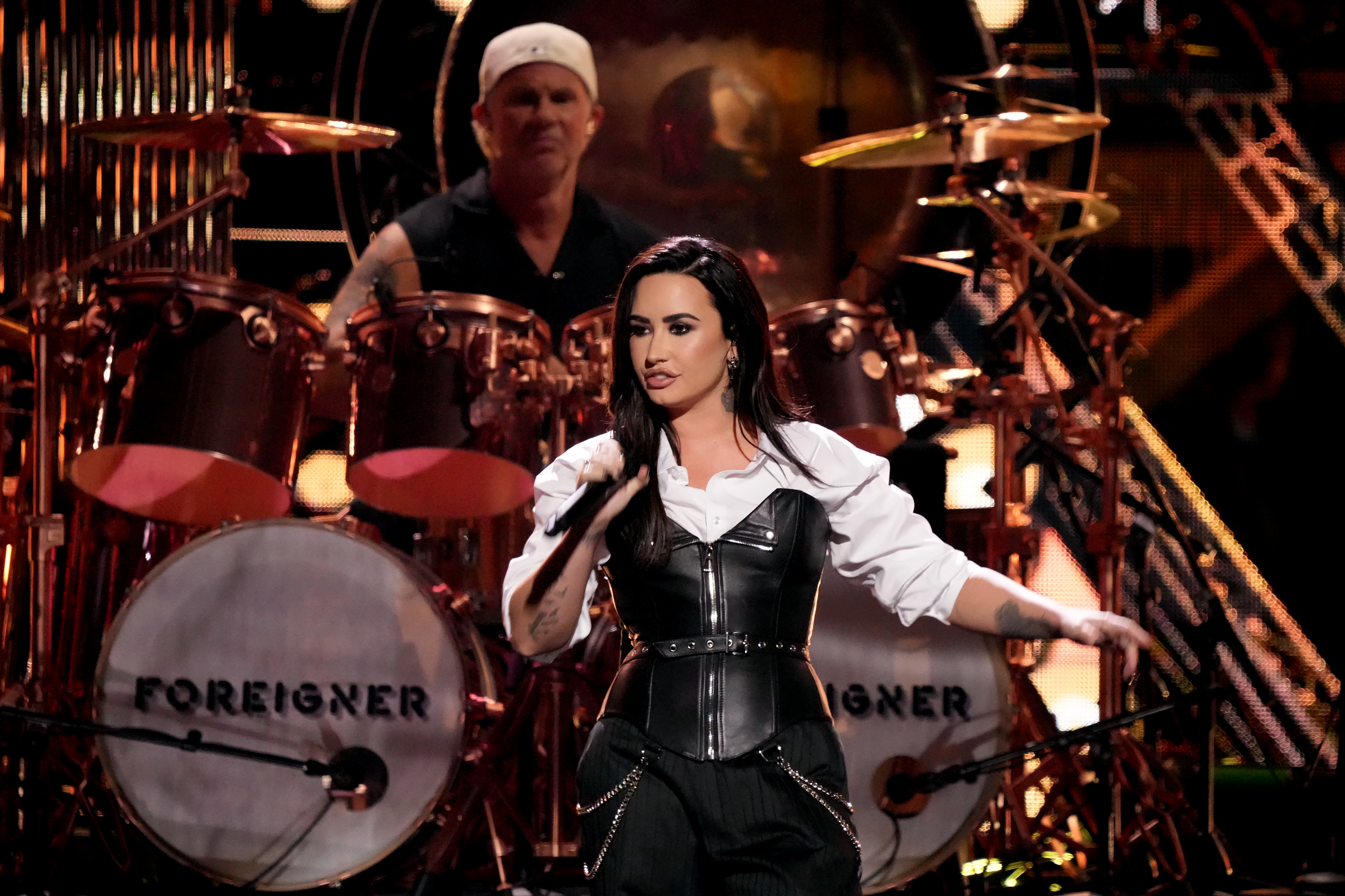 Demi Lovato actuando en la Ceremonia de Inducción al Salón de la Fama del Rock & Roll 2024 en Rocket Mortgage Fieldhouse el 19 de octubre en Cleveland, Ohio. | Fuente: Getty Images