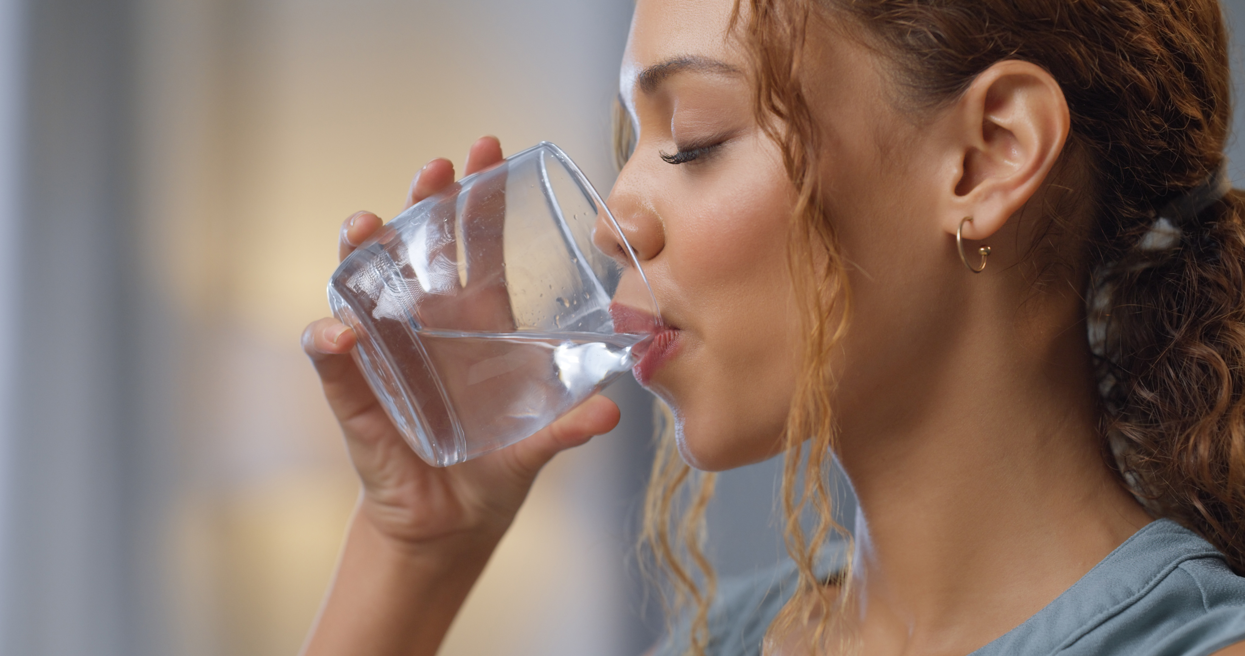 Mujer disfrutando de un vaso de agua | Fuente: Getty Images