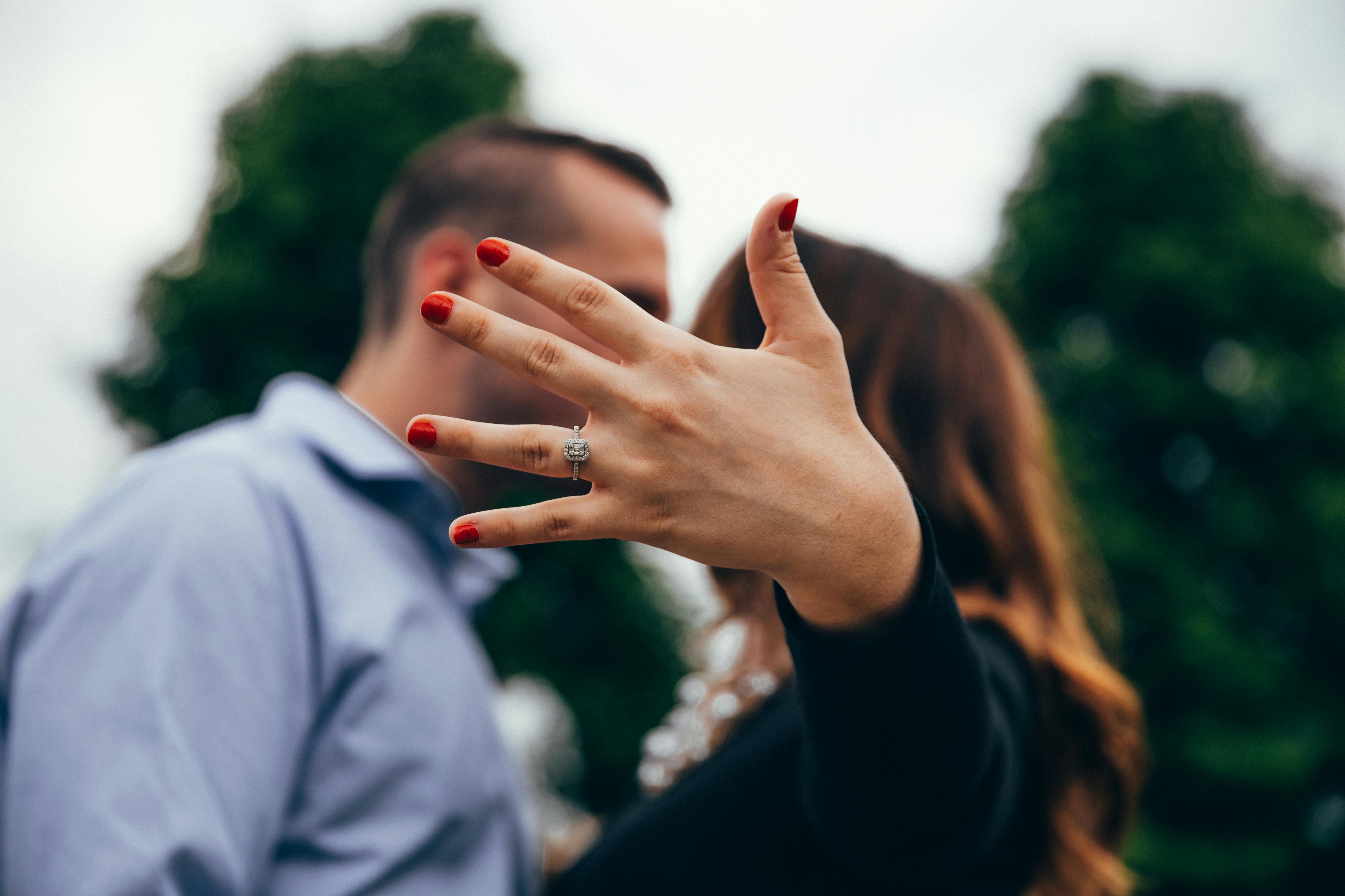 Una mujer mostrando su anillo de compromiso | Fuente: Pexels