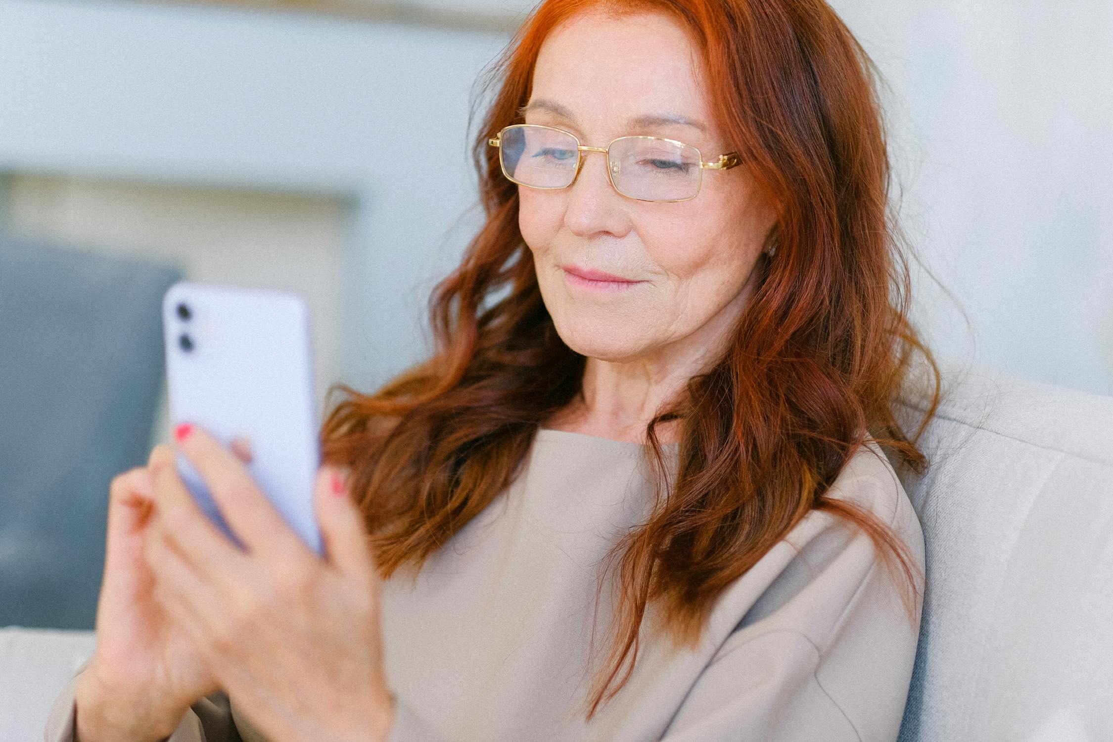 Una mujer madura mirando su teléfono | Fuente: Pexels