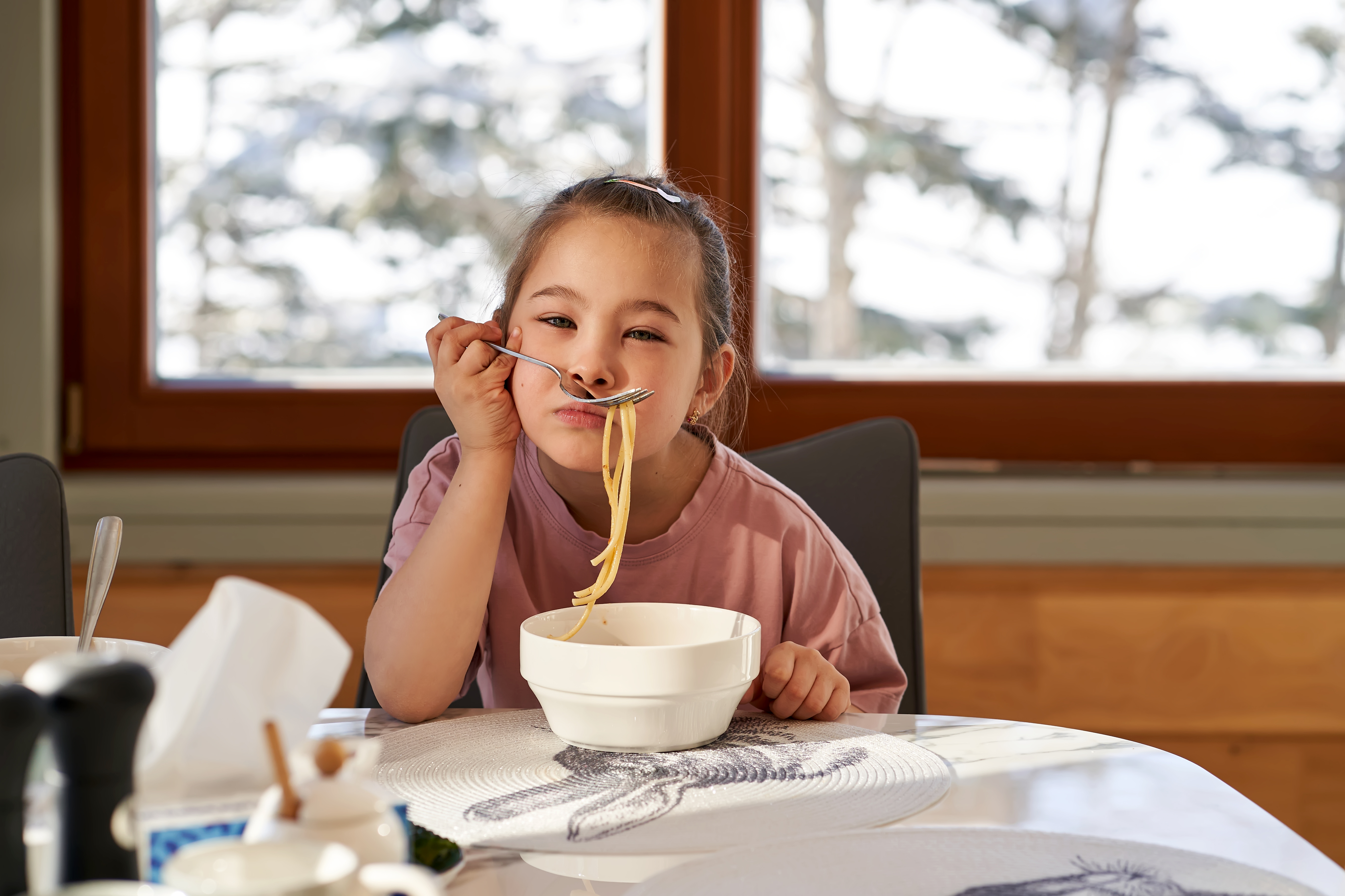 La chica se prueba los espaguetis como un bigote | Foto: Getty Images