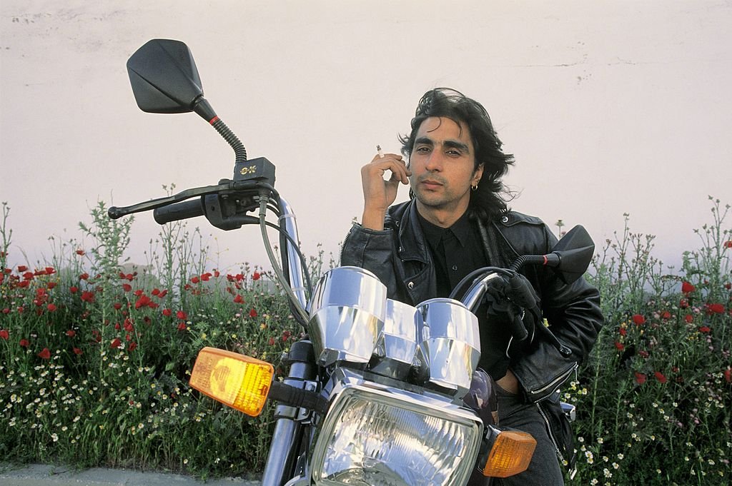 El cantante español Antonio, hijo de Lola Flores, posando sobre una motocicleta. | Foto: Getty Images