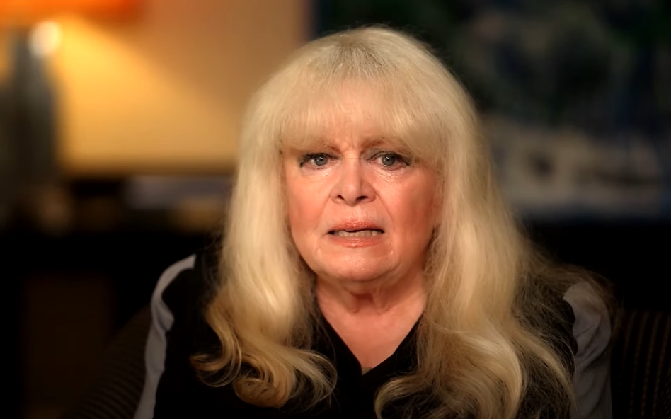 Captura de pantalla de la entrevista de Craig Bennett a Sally Struthers el 27 de julio de 2003 | Fuente: Youtube/Estudio 10