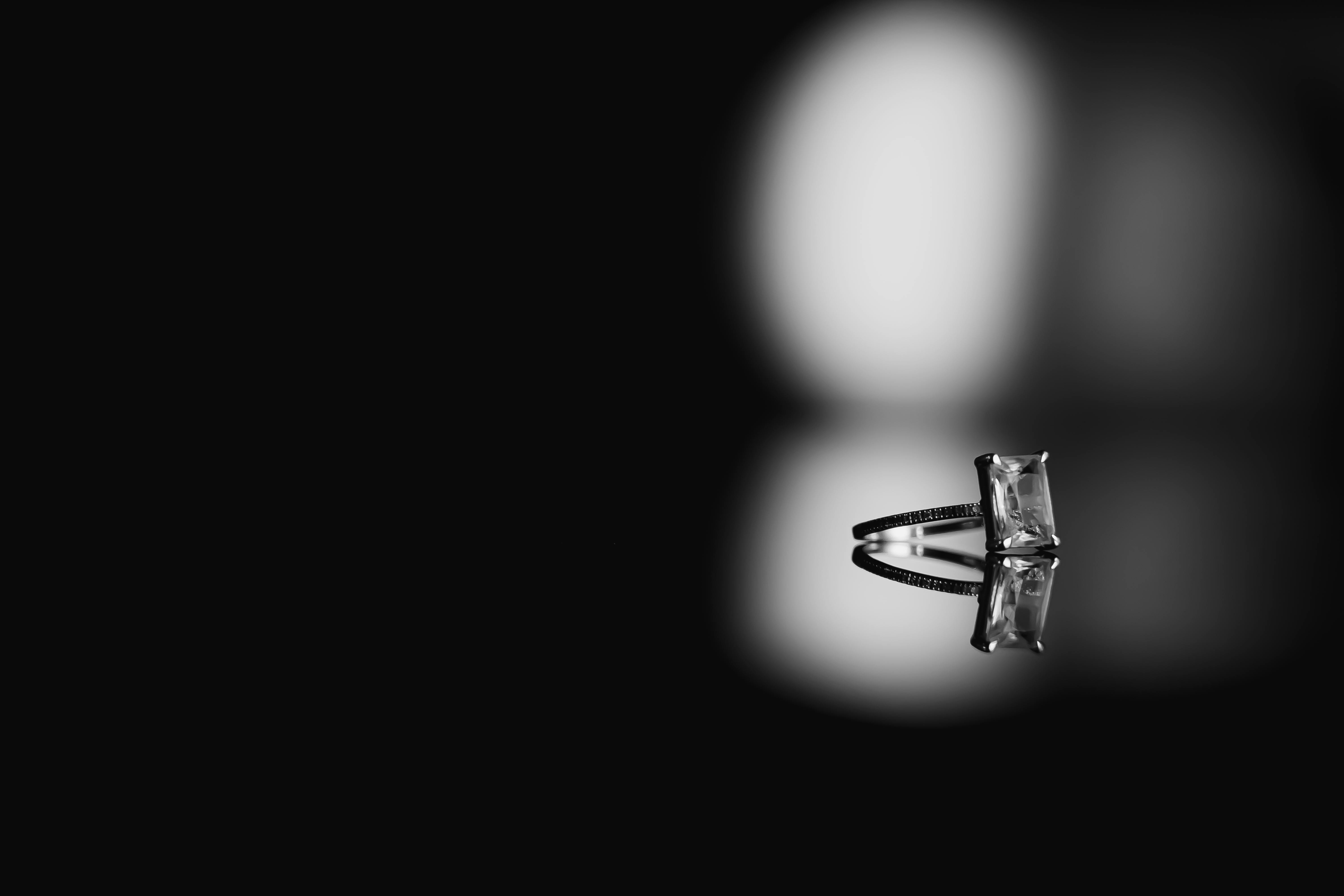 Un anillo de compromiso de diamantes de plata | Fuente: Pexels