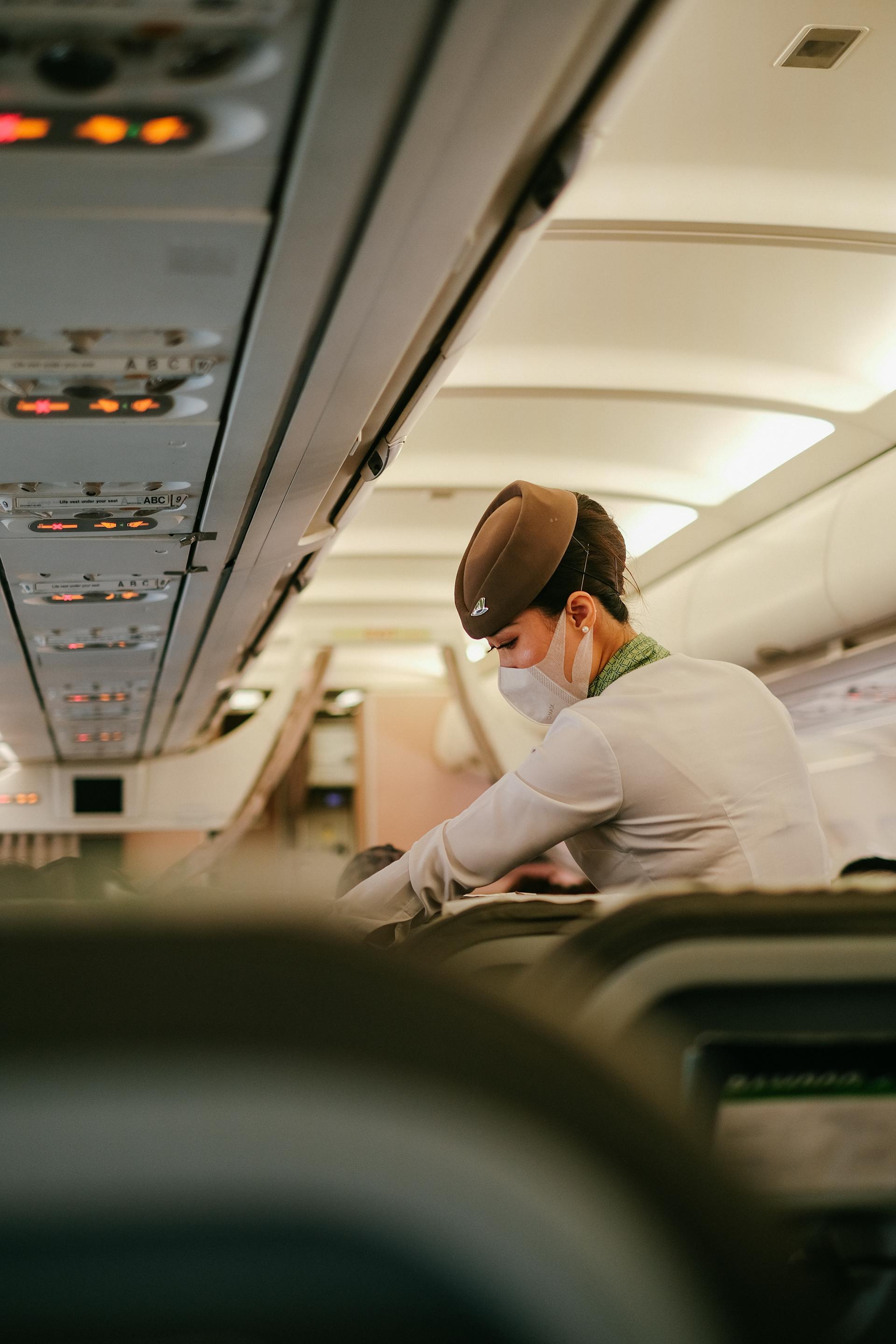 Una azafata en un avión | Fuente: Pexels