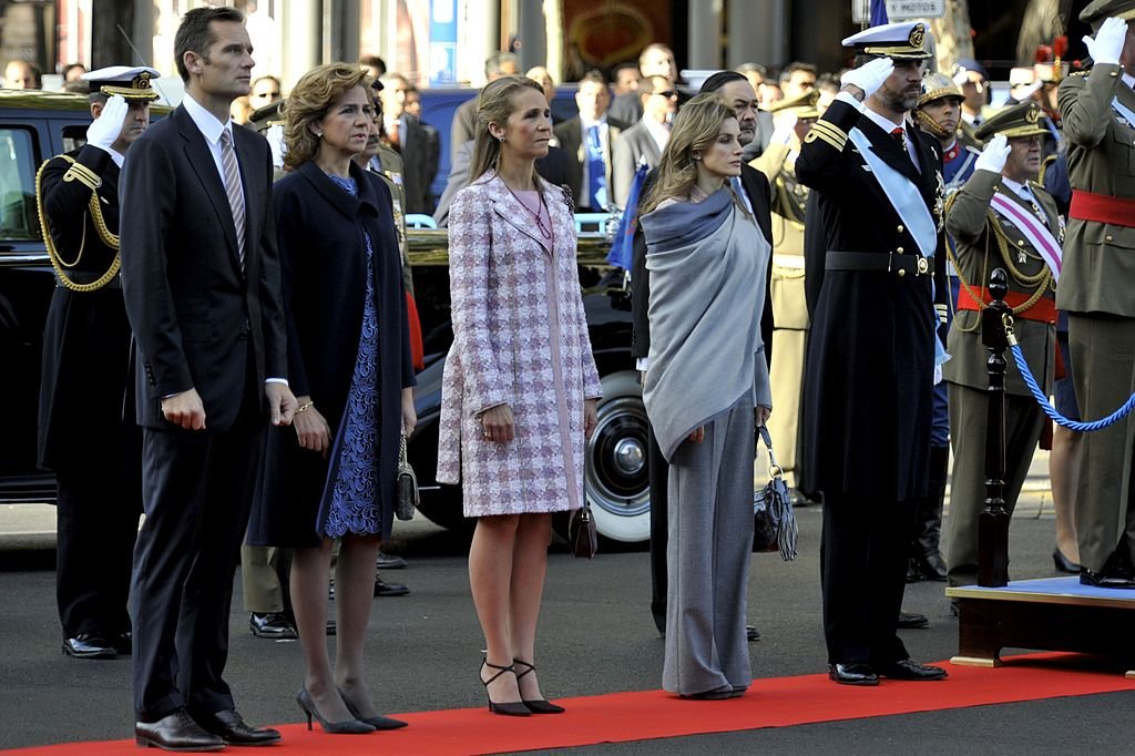 Iñaki Urdangarin, la Princesa Cristina de España, la Princesa Elena de España, la Princesa Letizia de España y el Príncipe Felipe de España en el Desfile Militar del Día de la Hispanidad 2010.