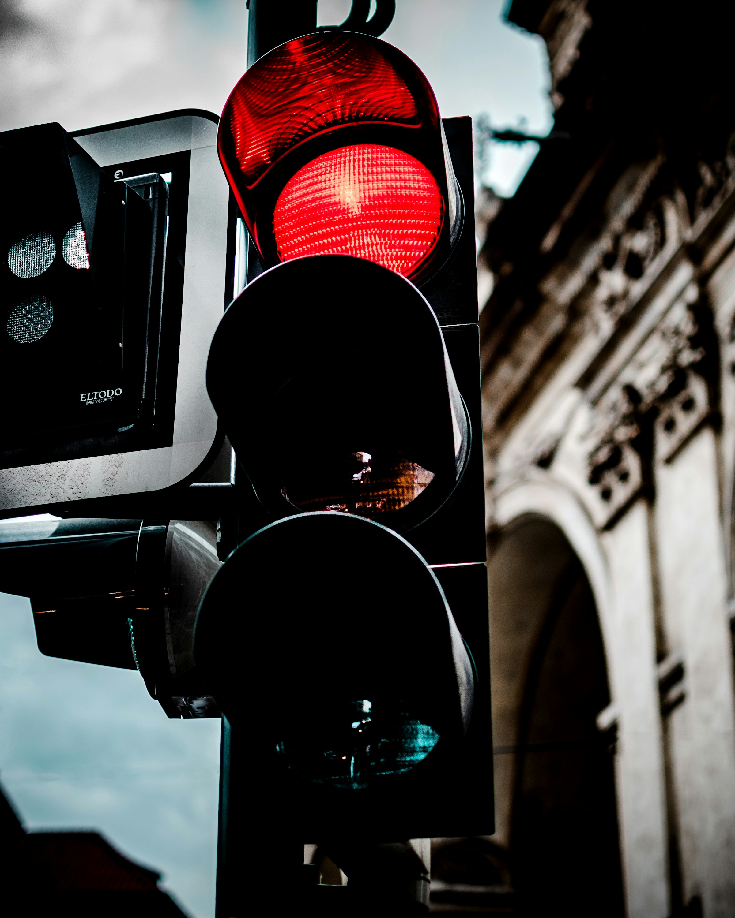 Un semáforo en rojo | Fuente: Unsplash