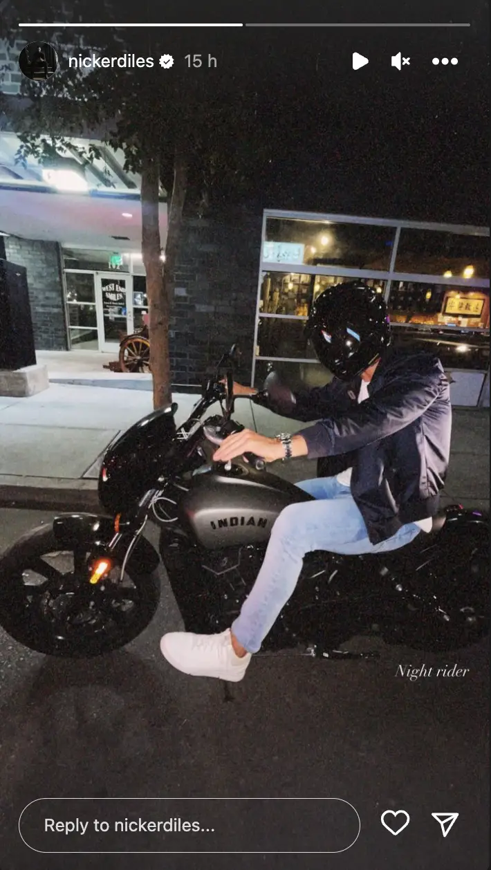 Nic Kerdiles posando en moto, en un post fechado el 22 de septiembre de 2023 en Instagram Stories