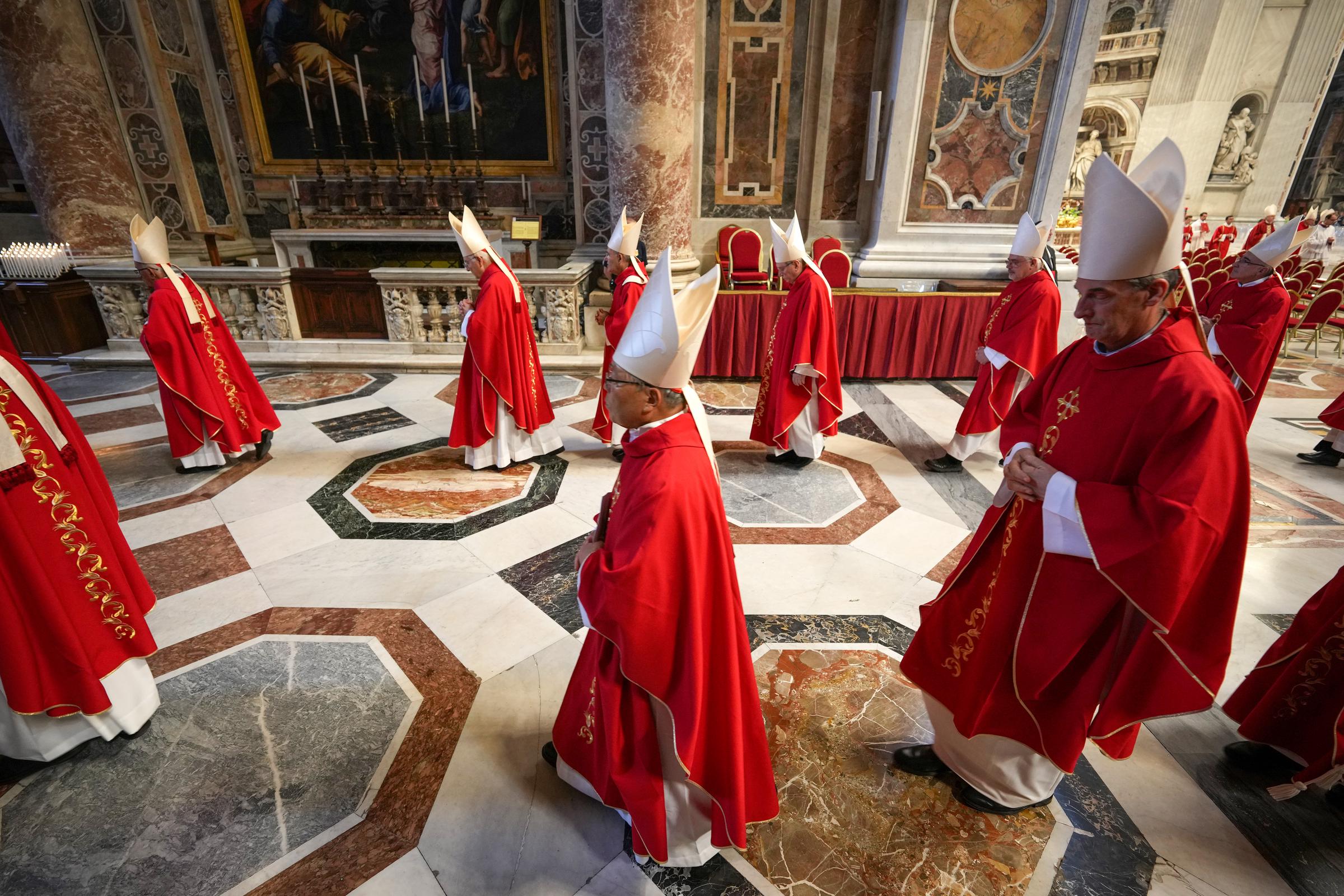 Cardenales salen de la Basílica de San Pedro tras asistir a la cuarta Misa de Novemdiales por el difunto papa Francisco el 29 de abril de 2025, en la Ciudad del Vaticano. | Fuente: Getty Images