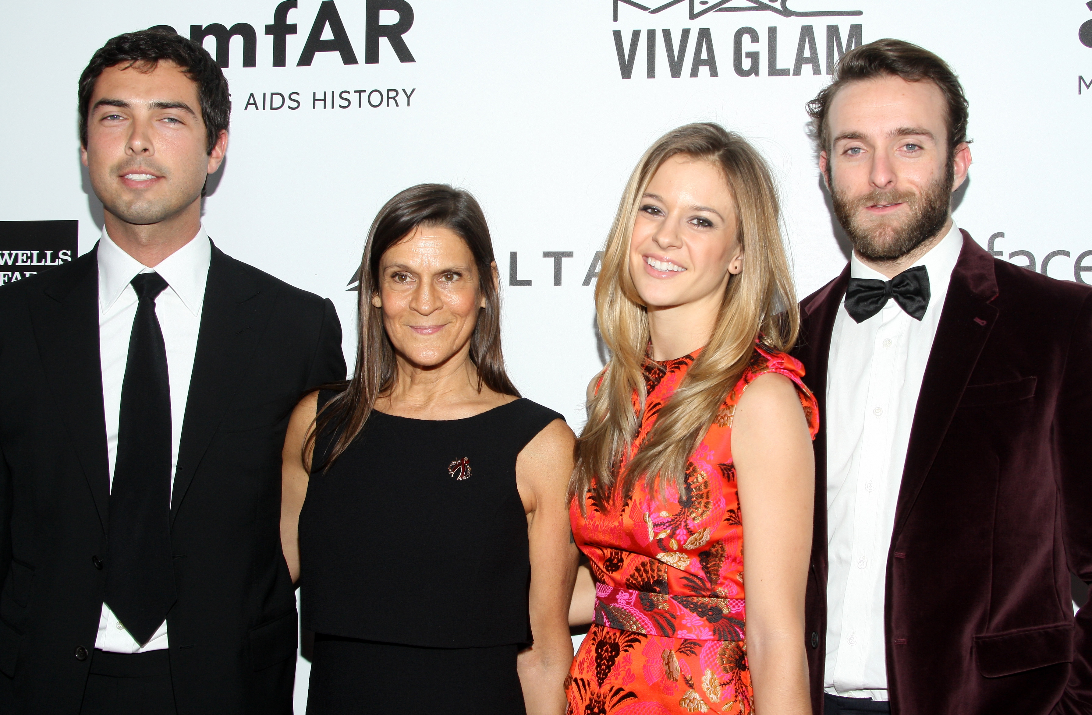 (De izq. a dcha.) Caleb Wilding, la homenajeada Aileen Getty, Alexandra y Andrew Wilding asisten a la amfAR Inspiration Gala de Los Ángeles el 12 de diciembre de 2013. | Fuente: Getty Images