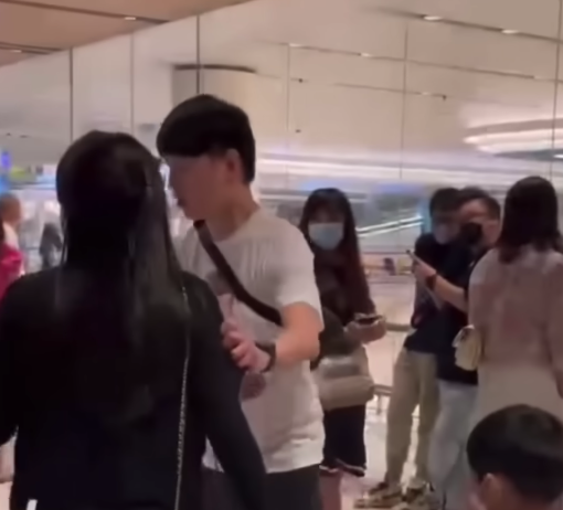 El hombre impide que su mujer se enfrente a su presunta nueva pareja. | Foto: youtube.com/@SingaporeIncidentsChannel