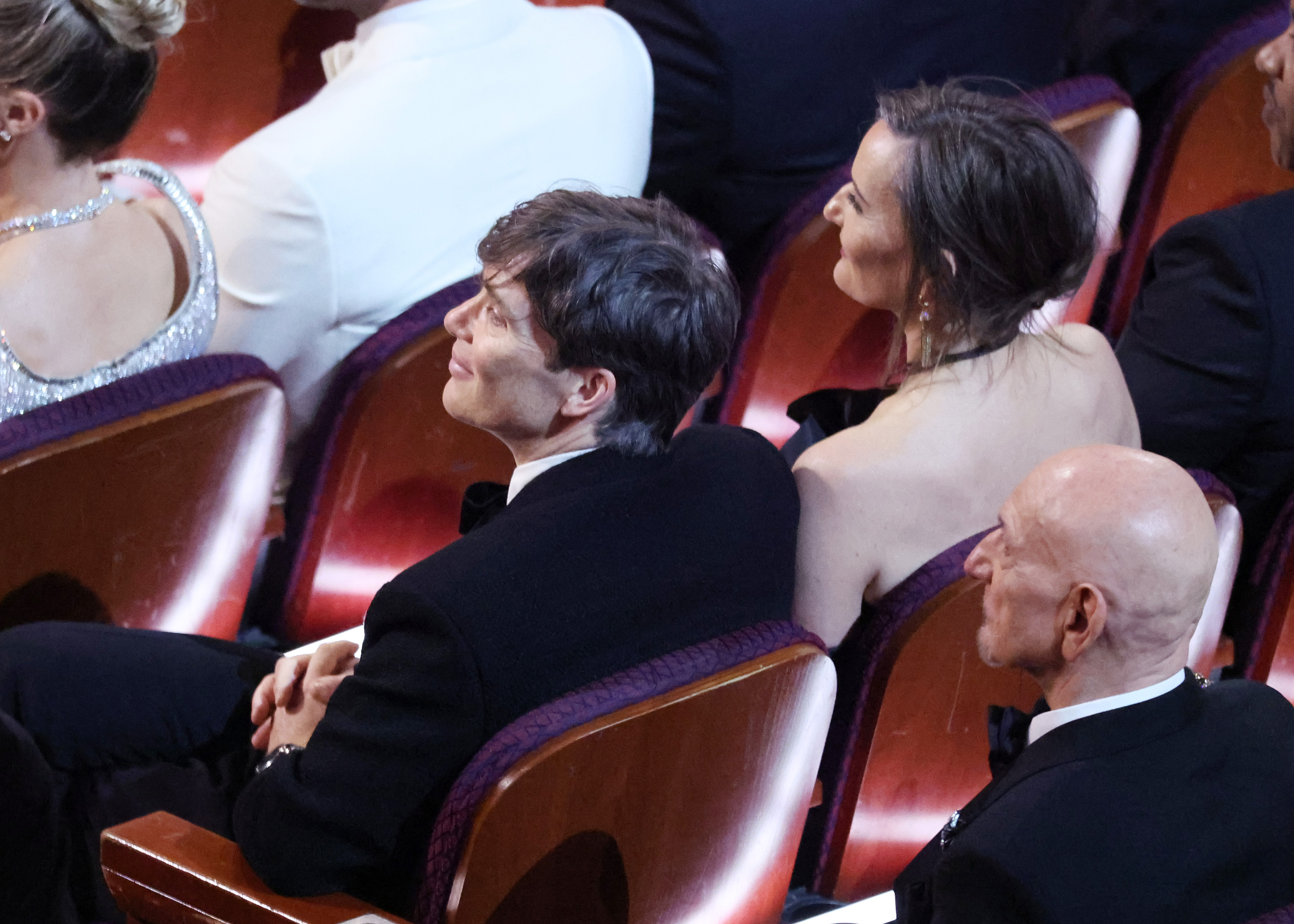 Cillian Murphy, Yvonne McGuinness y Ben Kingsley en la 96ª edición de los Oscar celebrada en el Dolby Theatre el 10 de marzo de 2024 en Los Ángeles, California | Foto: Getty Images